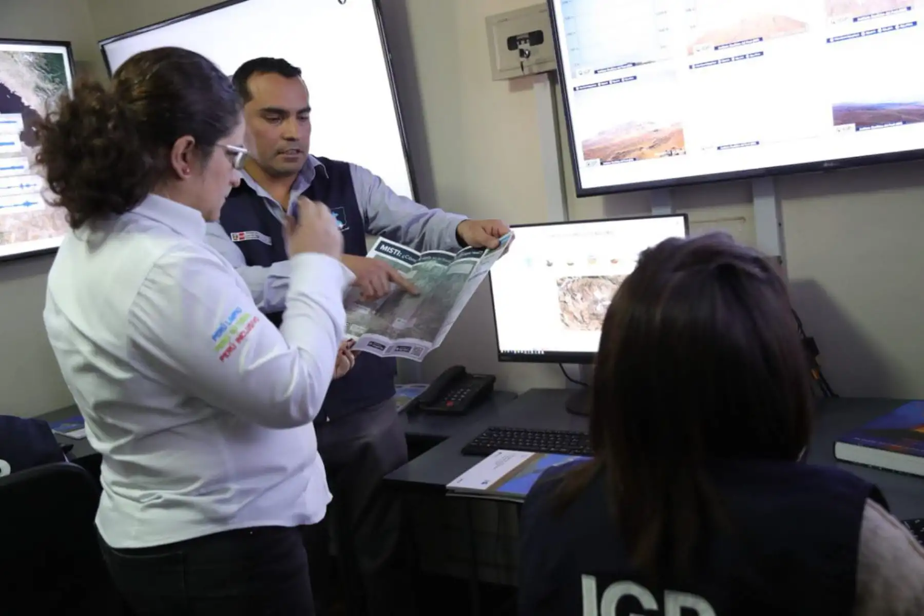 La ministra del Ambiente, Lucía Ruiz,visitó el Centro Vulcanológico Nacional a cargo del Instituto Geofísico del Perú.