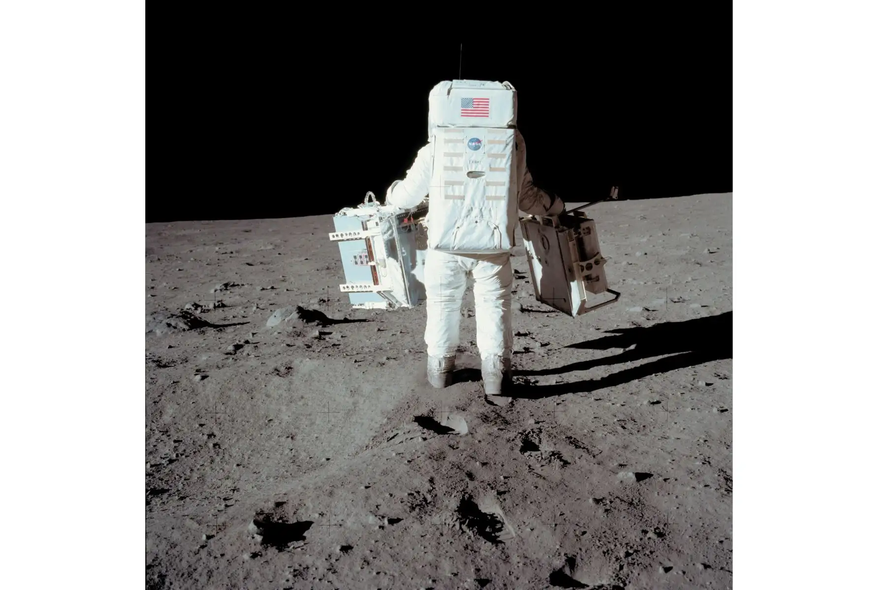 En esta imagen de la NASA el 20 de julio de 1969, la astronauta estadounidense Buzz Aldrin, misión espacial del Apolo 11, realiza un experimento en la superficie de la luna en una fotografía tomada por Neil Armstrong, luego de que ambos subieron la escalera del módulo lunar. Doce hombres caminaron sobre la Luna entre 1969 y 1972, y la mayoría de ellos describió con gran detalle sus experiencias en el orbe oscuro y polvoriento permanentemente iluminado por la luz cegadora del Sol, donde la gravedad es una se