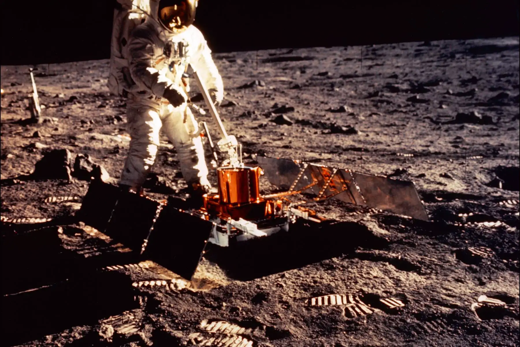 El astronauta estadounidense Buzz Aldrin, realiza experimentos en la superficie de la luna en una fotografía tomada por Neil Armstrong después de que ambos subieron la escalera del módulo lunar "Eagle" el 21 de julio de 1969. Foto: AFP