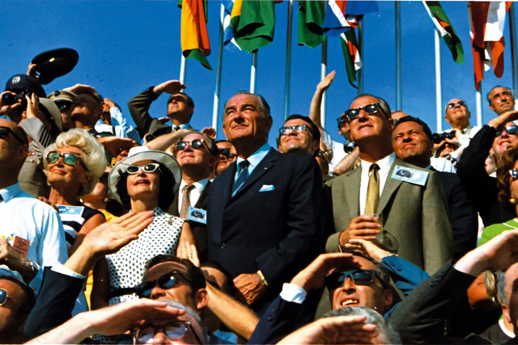 El vicepresidente de los Estados Unidos, Spiro Agnew, y el ex presidente de los Estados Unidos, Lyndon B. Johnson, son vistos en una multitud que observa el despegue de la misión Apolo 11 en el Centro Espacial Kennedy, Florida, el 16 de julio de 1969. Foto: AFP