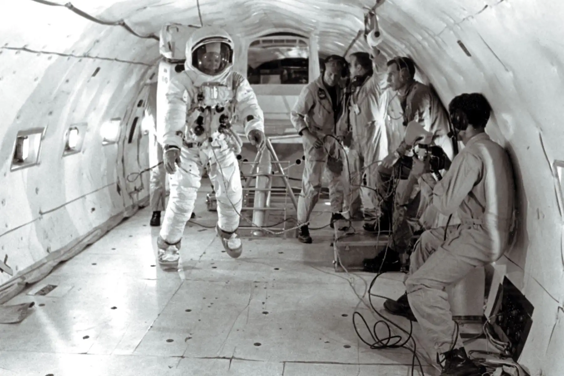 El 9 de julio de 1969, el astronauta estadounidense Buzz Aldrin, usa su traje espacial, se desplaza en la ingravidez a bordo de un avión, siete días antes del lanzamiento de la misión espacial Apollo XI a la Luna. Foto: AFP
