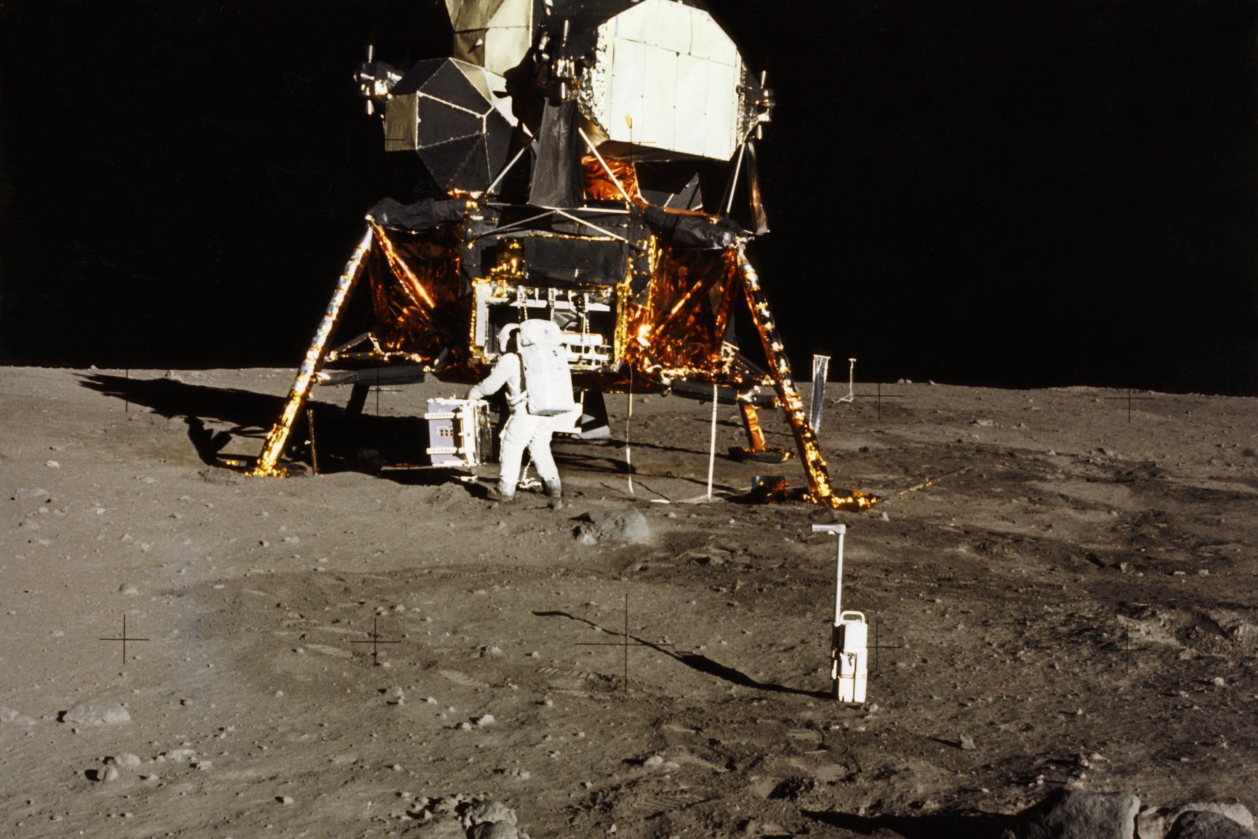 Imagen tomada por el astronauta Neil A. Armstrong del astronauta Edwin E. Aldrin cerca del Módulo Lunar del Apolo XI. Foto: AFP