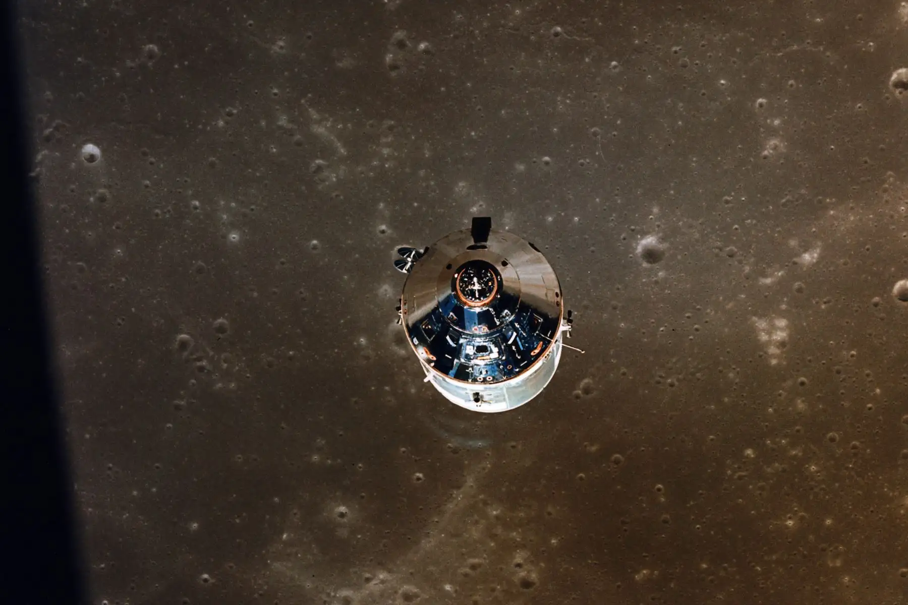 Foto tomada por el módulo lunar (LM) de los módulos de comando y servicio del apolo XI en órbita lunar durante la misión de aterrizaje.Foto: AFP