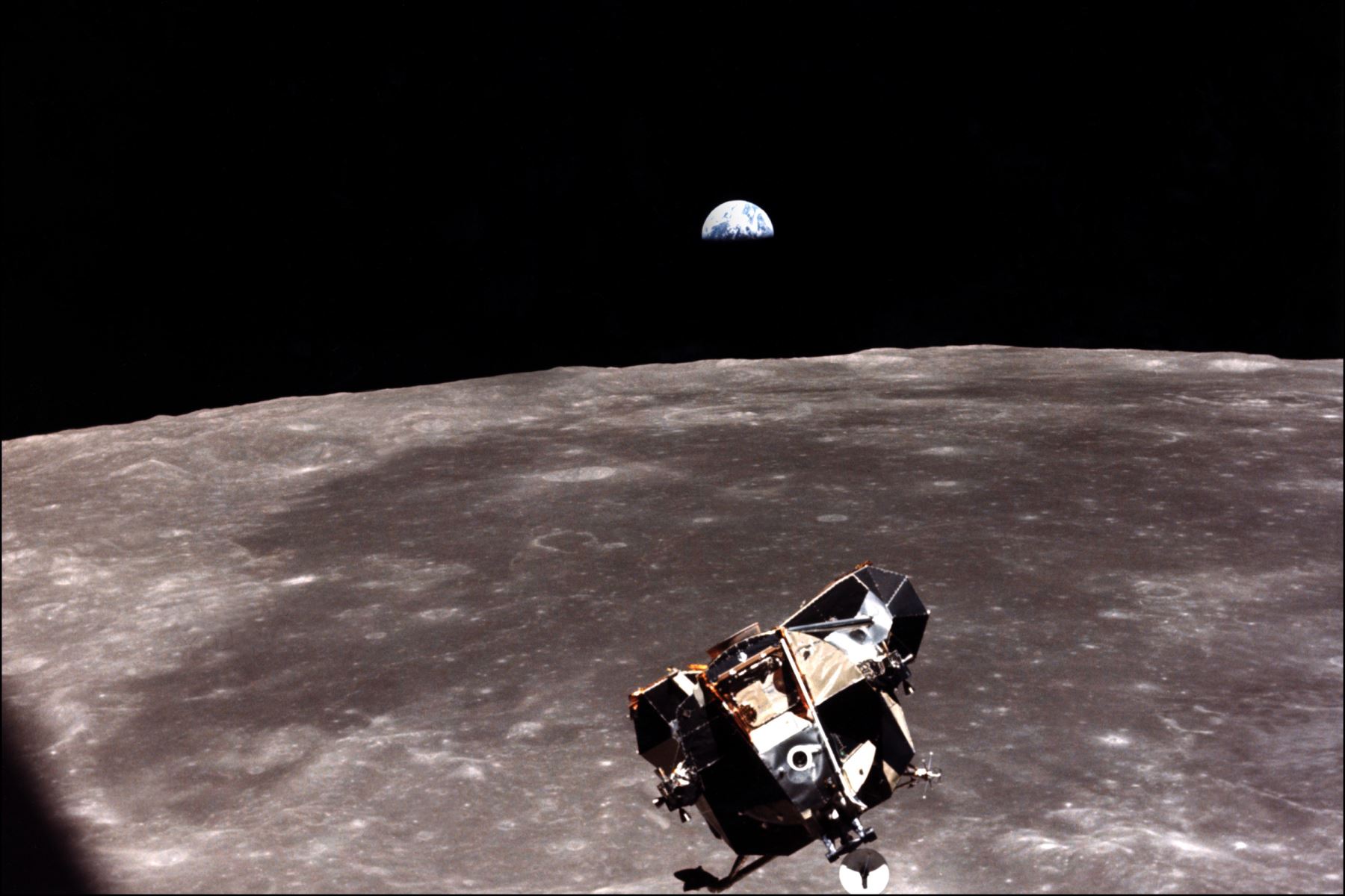 Foto tomada por el módulo lunar (LM) de los módulos de comando y servicio del apolo XI en órbita lunar durante la misión de aterrizaje.Foto: AFP