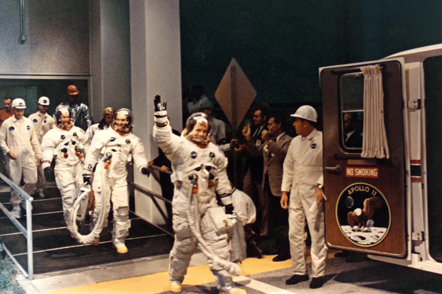 Imagen de los tripulantes de la misión de aterrizaje lunar del Apolo XI (Neil A. Armstrong, Michael Collins y Edwin E. Aldrin) que abandonaron el Centro Espacial Kennedy durante la cuenta regresiva antes del lanzamiento, el 16 de julio de 1969. Foto: AFP
