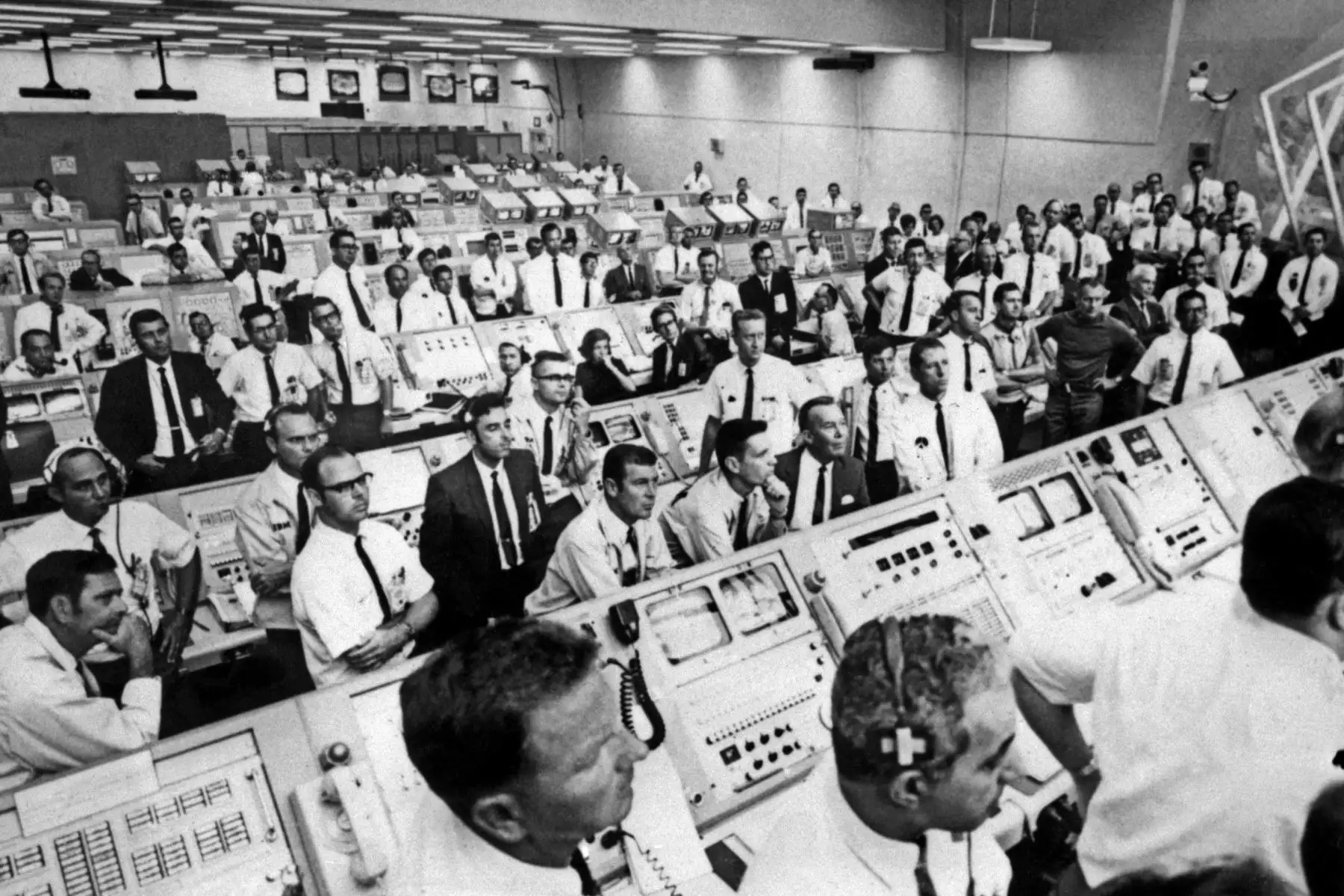Miembros del equipo de la sala de control del Centro Espacial Kennedy se levantan de sus consolas para ver el despegue de la misión Apollo 11 el 16 de julio de 1969. Foto: AFP