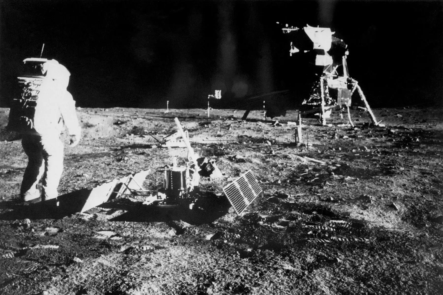 El cosmonauta estadounidense Buzz Aldrin (L) está parado cerca del Módulo Lunar (LM) mientras camina por la Luna hasta el 20 de julio de 1969 durante la misión espacial Apollo XI. Foto: AFP