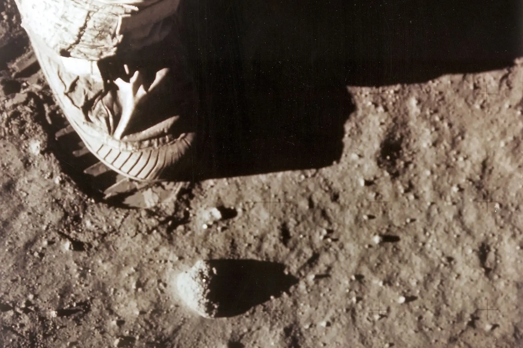 El pie derecho del comandante del Apolo 11, Neil Armstrong, deja una huella en el suelo lunar el 20 de julio de 1969. Foto: AFP