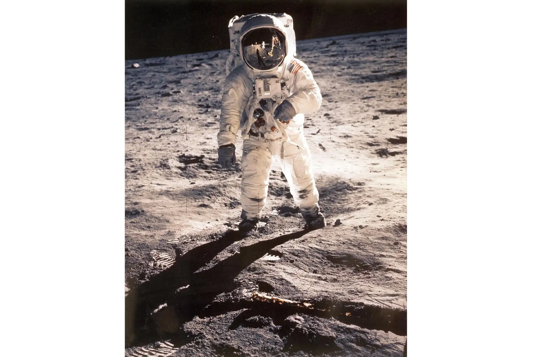 El astronauta estadounidense Edwin "Buzz" Aldrin aparece caminando cerca del Módulo Lunar el 20 de julio de 1969 durante la misión espacial Apollo 11.Foto: AFP