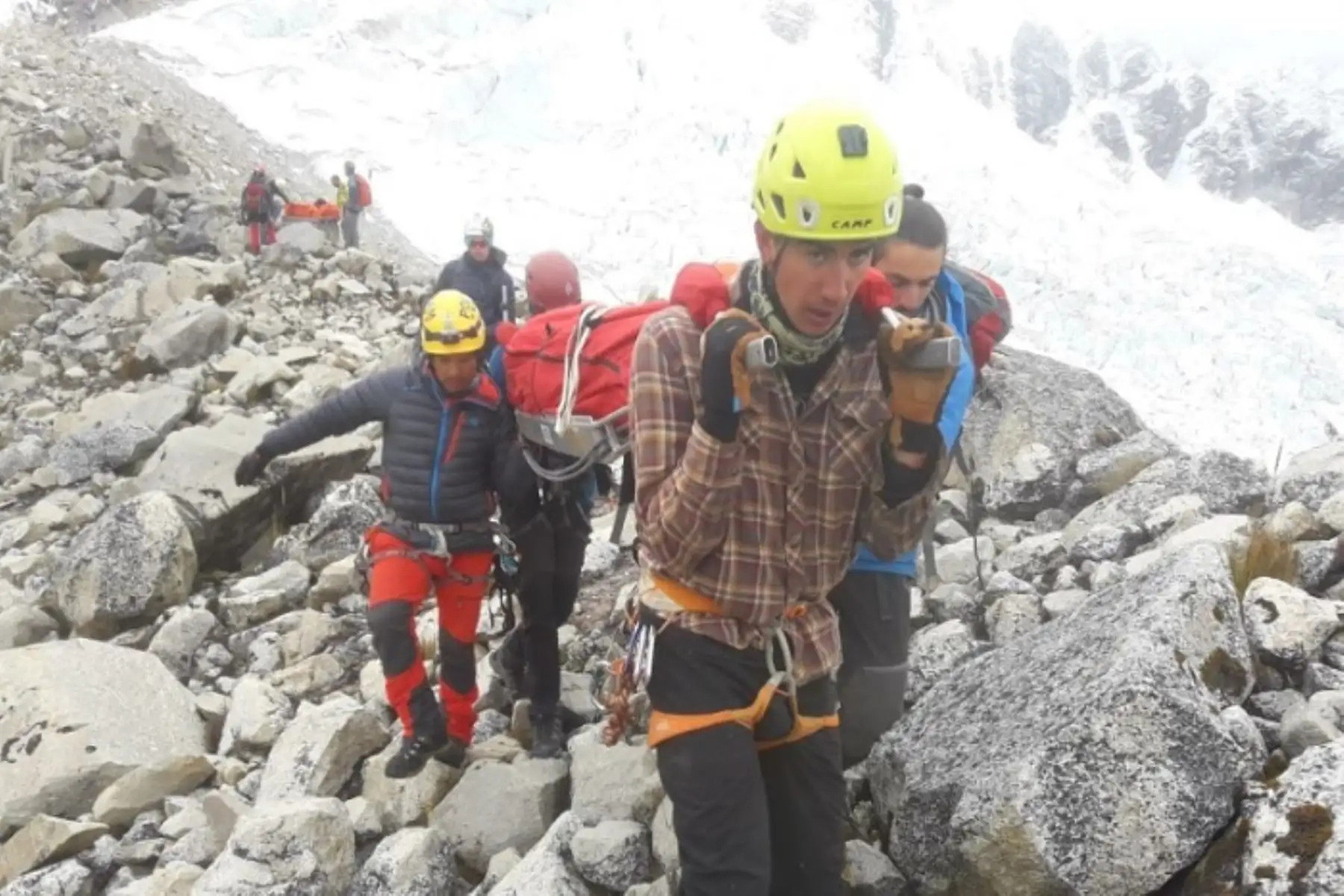 Los familiares de los alpinistas argentinos Ian Schwer (30) y Juan Pablo Cano (23), fallecidos el último fin de semana cuando intentaban escalar el nevado Caraz, en la provincia de Huaylas; llegarán en las próximas horas a Huaraz, región Áncash, para concretar los trámites de repatriación de los infortunados deportistas.