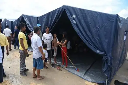 Tras el incendio ocurrido ayer en el asentamiento humano Santa Rosa, sector de Masusa, distrito de Punchana, provincia loretana de Maynas, y que destruyó 40 viviendas, esta mañana el gobernador regional, Elisban Ochoa Sosa, supervisó la ayuda que inmediata que se les brindó a las familias damnificadas.