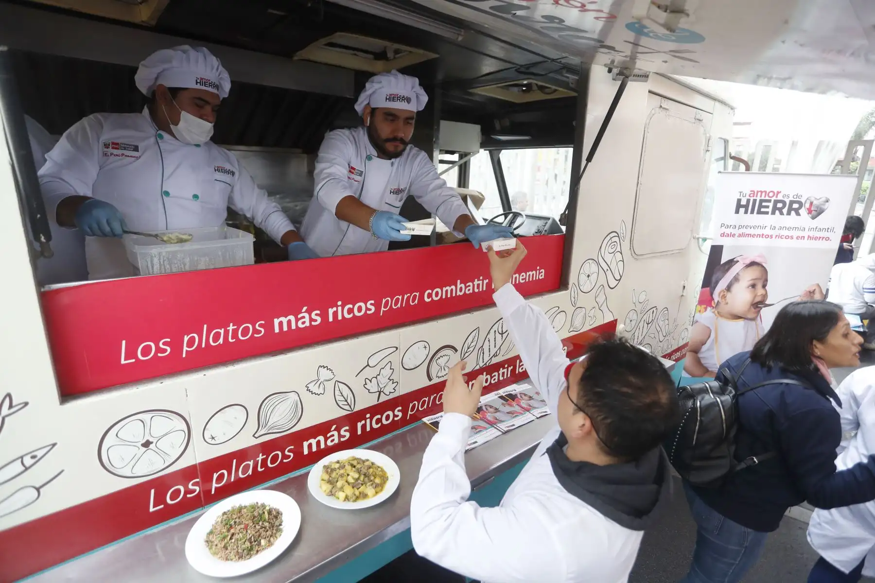 Con la presencia de la ministra de Salud, Zulema Tomás Gonzáles; el Instituto Nacional de Salud del Niño San Borja realizó un Food Truck “Sazón de Hierro” donde degustaron 500 raciones de cinco platillos nutritivos.
Foto: ANDINA/Josue Ramos