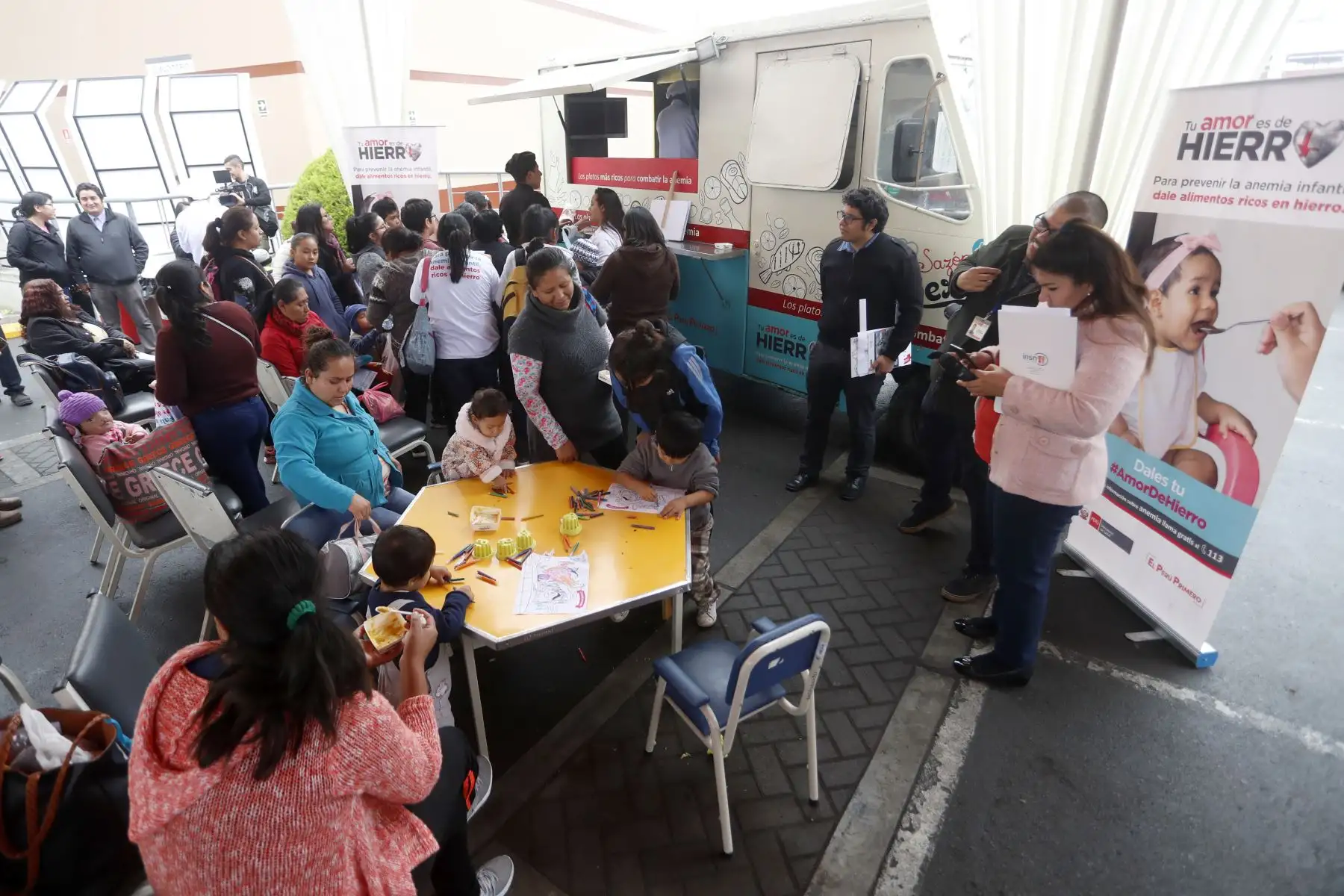 Con la presencia de la ministra de Salud, Zulema Tomás Gonzáles; el Instituto Nacional de Salud del Niño San Borja realizó un Food Truck “Sazón de Hierro” donde degustaron 500 raciones de cinco platillos nutritivos.
Foto: ANDINA/Josue Ramos