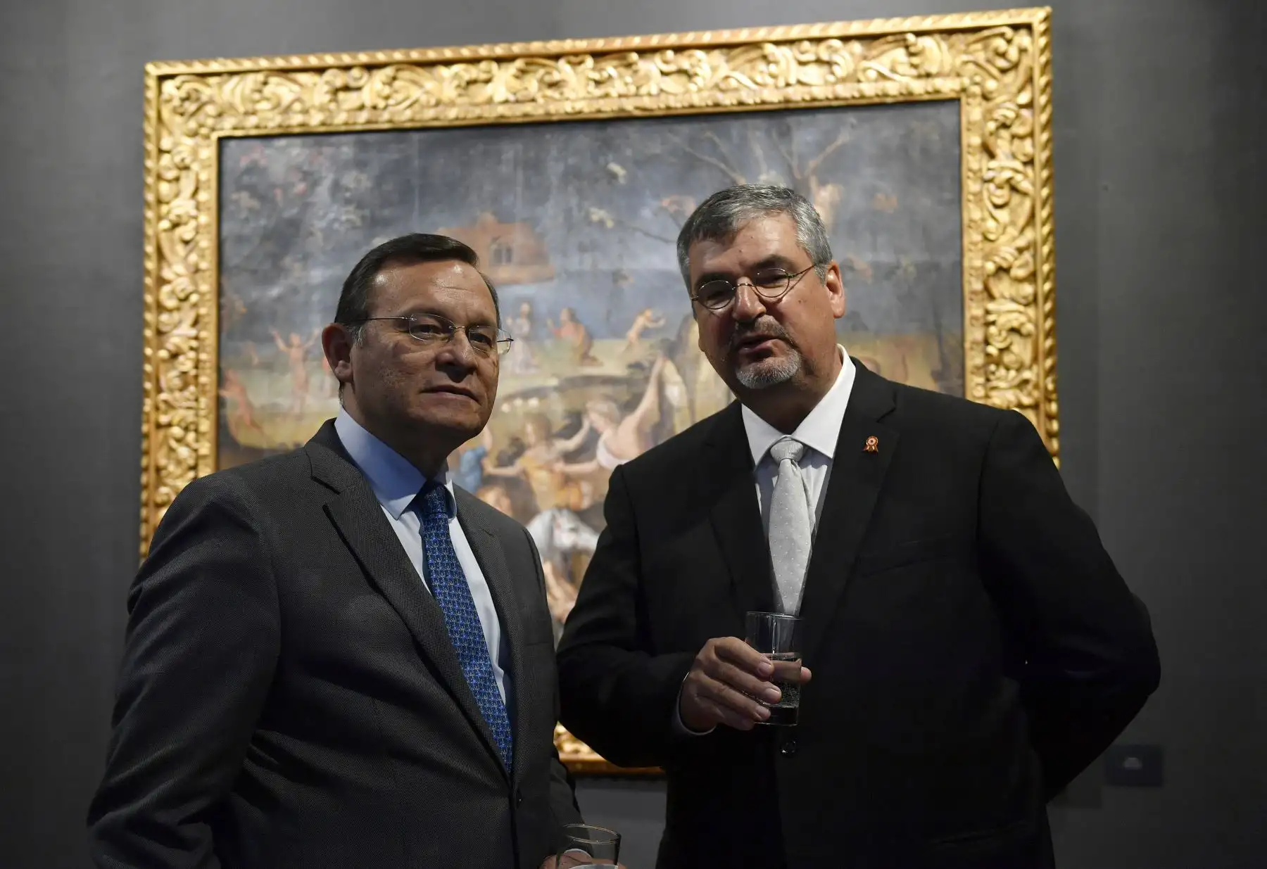 En el Centro Cultural Inca Garcilaso de la Cancillería, el Canciller Néstor Popolizio junto al Ministro de Cultura, Luis Jaime Castillo, inauguraron la exposición “De la Creación al Diluvio” los lienzos de hualahoyo, muestra de siete pinturas del siglo XVII, que fueron recuperados por el gobierno peruano, luego de ser sustraídas entre 1999 y 2000.
Foto: Ministerio de Relaciones Exteriores