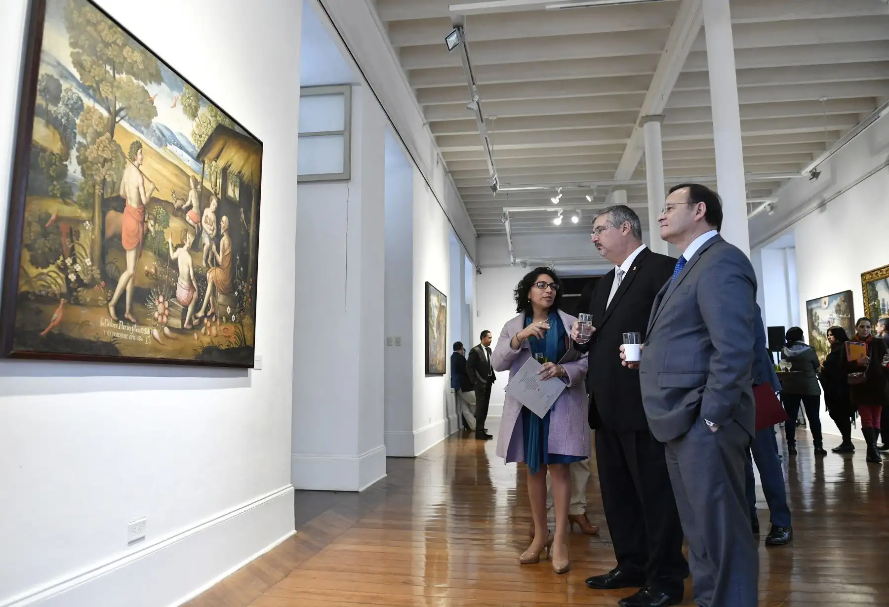 En el Centro Cultural Inca Garcilaso de la Cancillería, el Canciller Néstor Popolizio junto al Ministro de Cultura, Luis Jaime Castillo, inauguraron la exposición “De la Creación al Diluvio” los lienzos de hualahoyo, muestra de siete pinturas del siglo XVII, que fueron recuperados por el gobierno peruano, luego de ser sustraídas entre 1999 y 2000.
Foto: Ministerio de Relaciones Exteriores