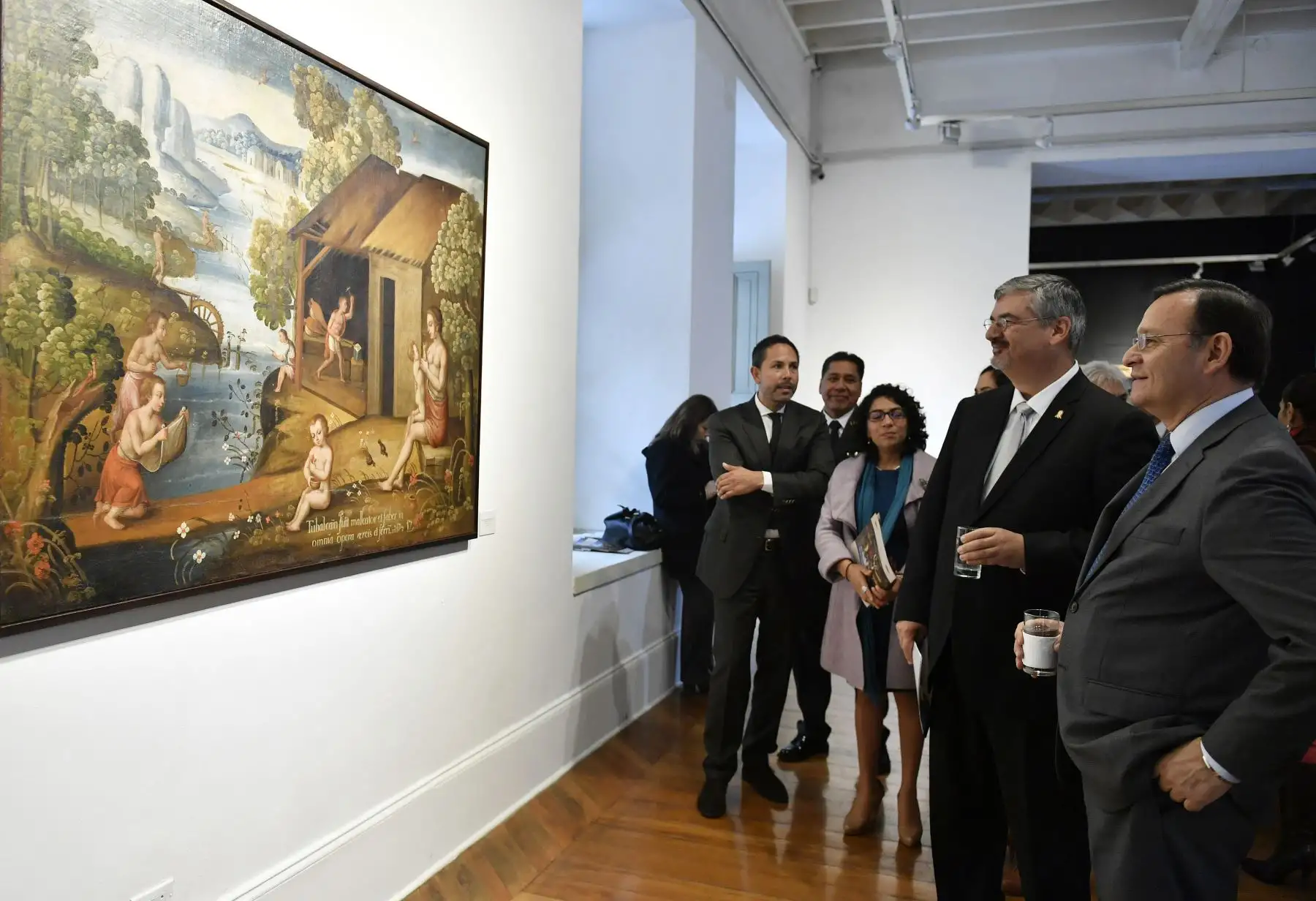En el Centro Cultural Inca Garcilaso de la Cancillería, el Canciller Néstor Popolizio junto al Ministro de Cultura, Luis Jaime Castillo, inauguraron la exposición “De la Creación al Diluvio” los lienzos de hualahoyo, muestra de siete pinturas del siglo XVII, que fueron recuperados por el gobierno peruano, luego de ser sustraídas entre 1999 y 2000.
Foto: Ministerio de Relaciones Exteriores