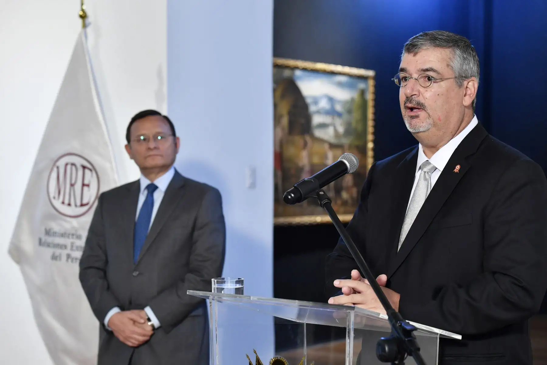 En el Centro Cultural Inca Garcilaso de la Cancillería, el Canciller Néstor Popolizio junto al Ministro de Cultura, Luis Jaime Castillo, inauguraron la exposición “De la Creación al Diluvio” los lienzos de hualahoyo, muestra de siete pinturas del siglo XVII, que fueron recuperados por el gobierno peruano, luego de ser sustraídas entre 1999 y 2000.
Foto: Ministerio de Relaciones Exteriores