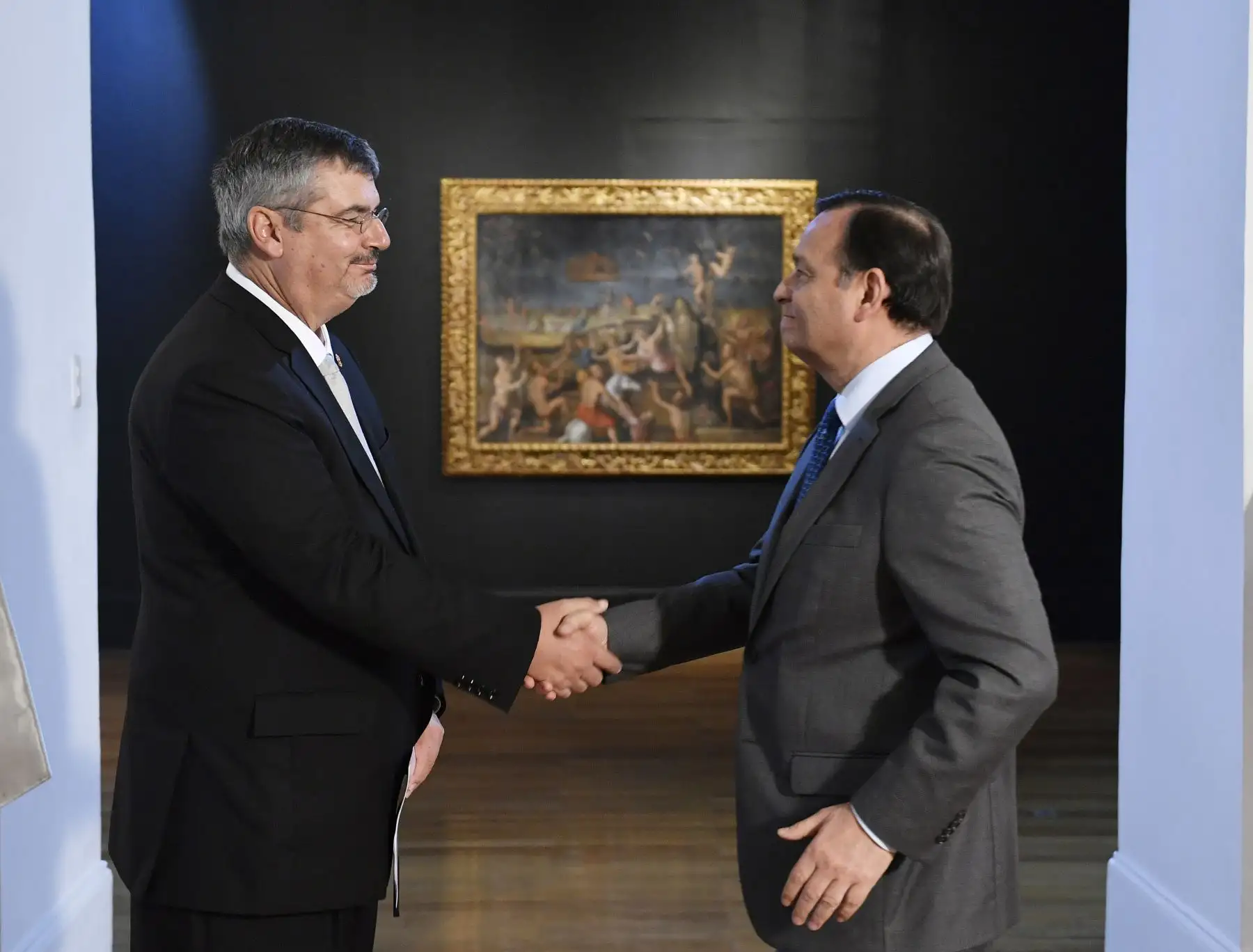 En el Centro Cultural Inca Garcilaso de la Cancillería, el Canciller Néstor Popolizio junto al Ministro de Cultura, Luis Jaime Castillo, inauguraron la exposición “De la Creación al Diluvio” los lienzos de hualahoyo, muestra de siete pinturas del siglo XVII, que fueron recuperados por el gobierno peruano, luego de ser sustraídas entre 1999 y 2000.
Foto: Ministerio de Relaciones Exteriores