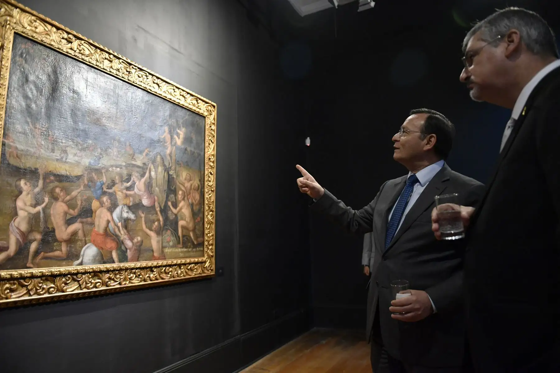 En el Centro Cultural Inca Garcilaso de la Cancillería, el Canciller Néstor Popolizio junto al Ministro de Cultura, Luis Jaime Castillo, inauguraron la exposición “De la Creación al Diluvio” los lienzos de hualahoyo, muestra de siete pinturas del siglo XVII, que fueron recuperados por el gobierno peruano, luego de ser sustraídas entre 1999 y 2000.
Foto: Ministerio de Relaciones Exteriores