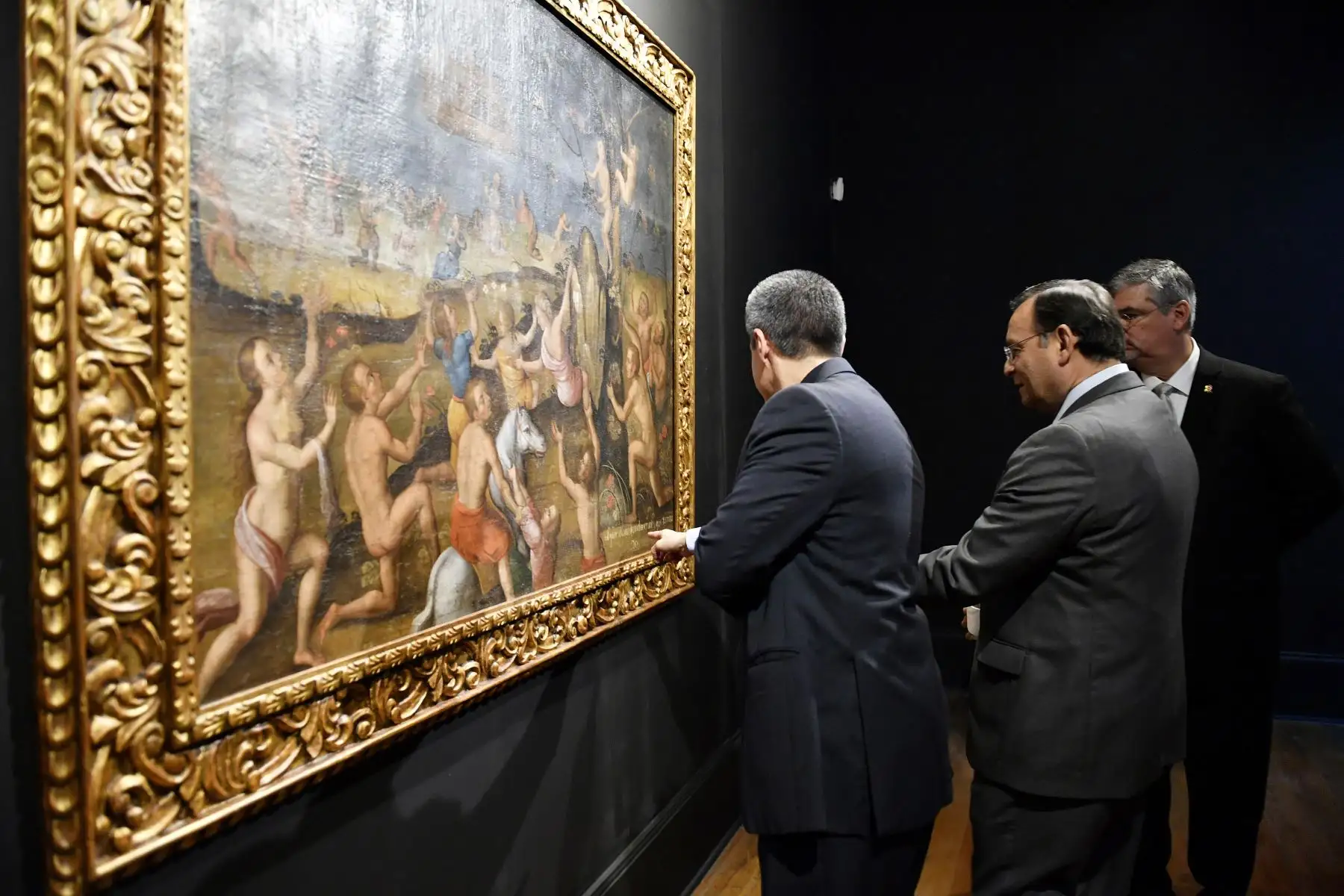 En el Centro Cultural Inca Garcilaso de la Cancillería, el Canciller Néstor Popolizio junto al Ministro de Cultura, Luis Jaime Castillo, inauguraron la exposición “De la Creación al Diluvio” los lienzos de hualahoyo, muestra de siete pinturas del siglo XVII, que fueron recuperados por el gobierno peruano, luego de ser sustraídas entre 1999 y 2000.
Foto: Ministerio de Relaciones Exteriores