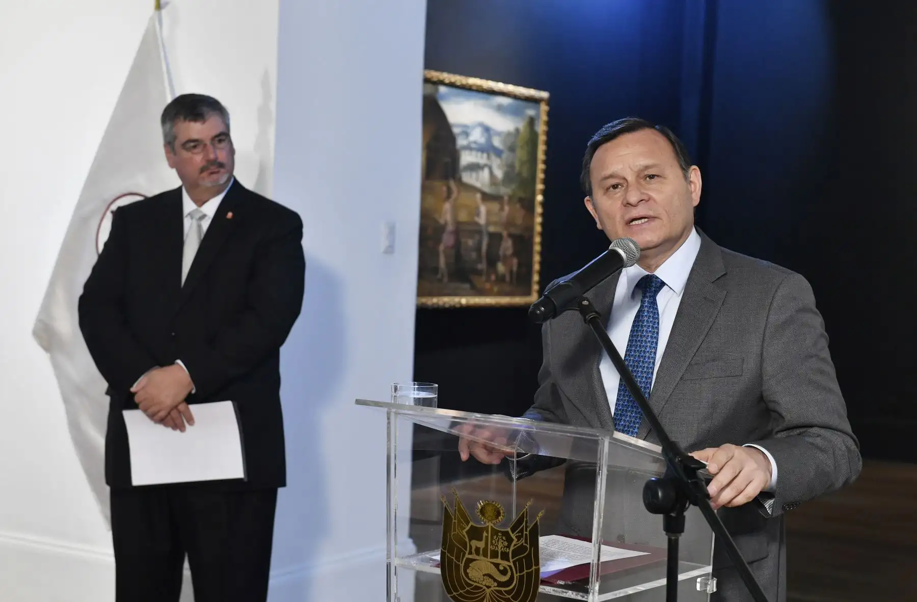 En el Centro Cultural Inca Garcilaso de la Cancillería, el Canciller Néstor Popolizio junto al Ministro de Cultura, Luis Jaime Castillo, inauguraron la exposición “De la Creación al Diluvio” los lienzos de hualahoyo, muestra de siete pinturas del siglo XVII, que fueron recuperados por el gobierno peruano, luego de ser sustraídas entre 1999 y 2000.
Foto: Ministerio de Relaciones Exteriores