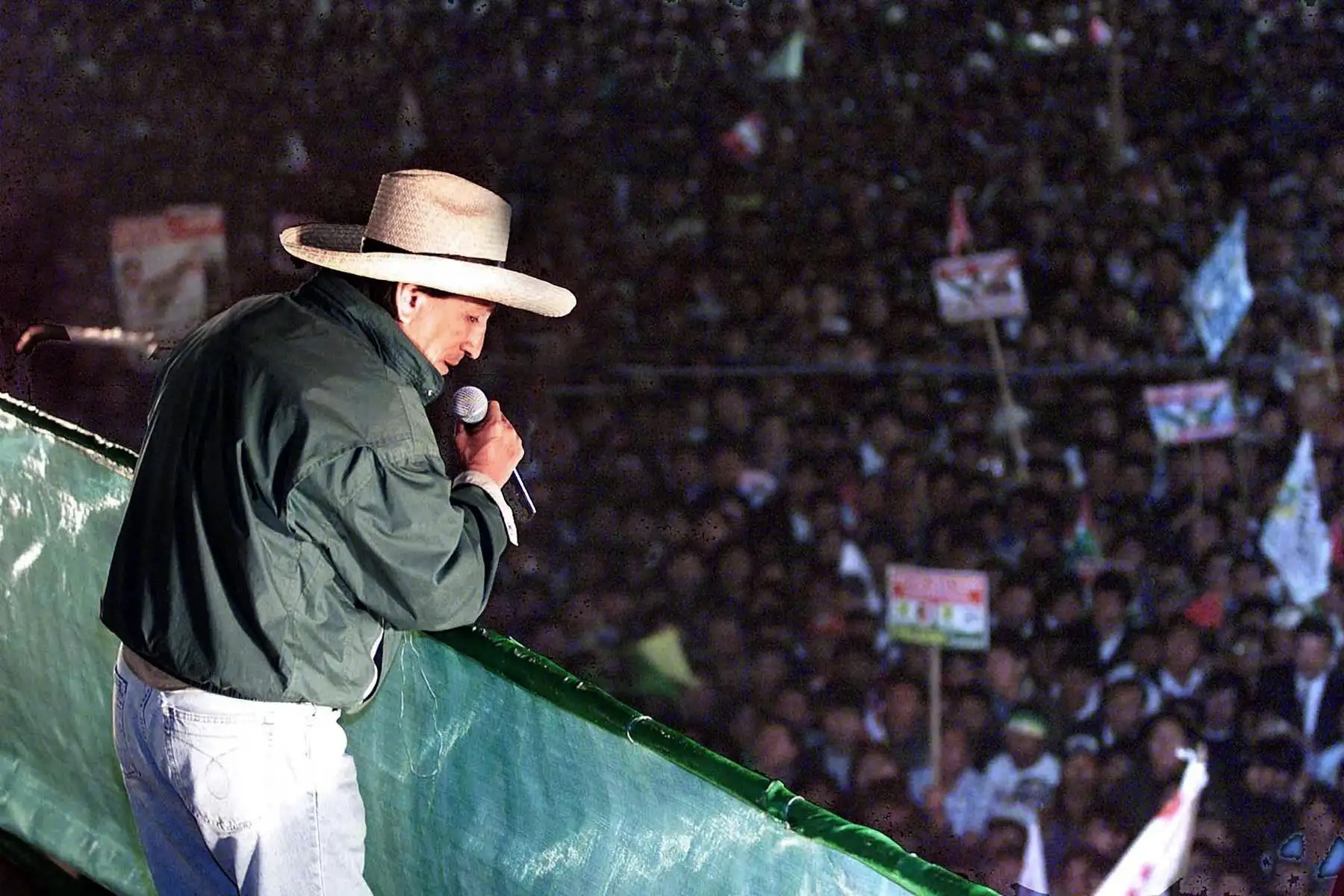 El candidato presidencial Alejandro Toledo habla ante una multitud de simpatizantes el 5 de abril de 2000 en Arequipa. Toledo, del partido Perú Posible, se enfrentó al presidente peruano Alberto Fujimori, quien buscaba un tercer mandato.  
Foto: ANDINA/archivo El Peruano