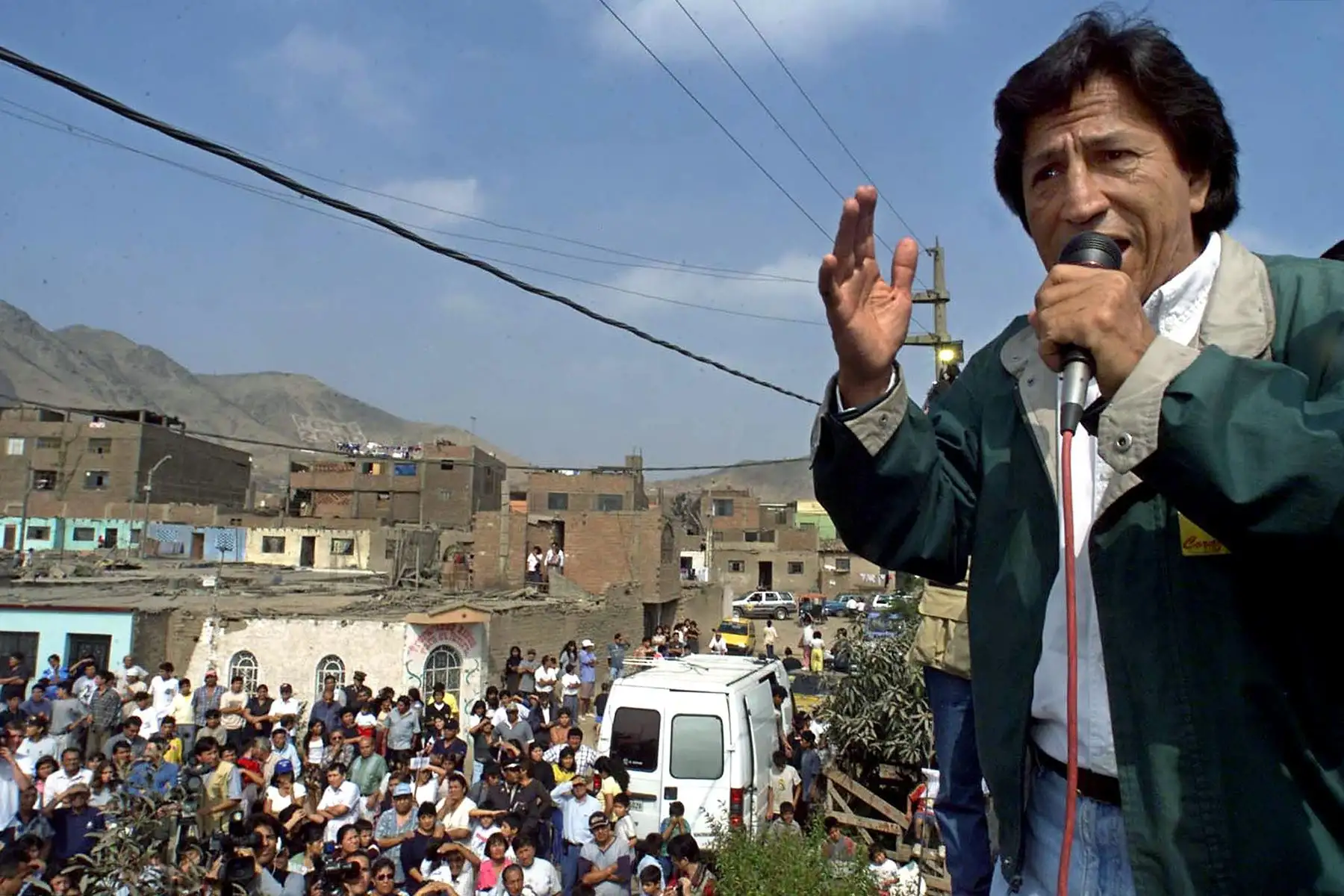 El candidato presidencial peruano de la oposición, Alejandro Toledo, habla a los simpatizantes el 28 de mayo de 2000, en Lima. Toledo pidió a los ciudadanos que se abstengan de votar en la segunda vuelta de las elecciones presidenciales. 
Foto: AFP