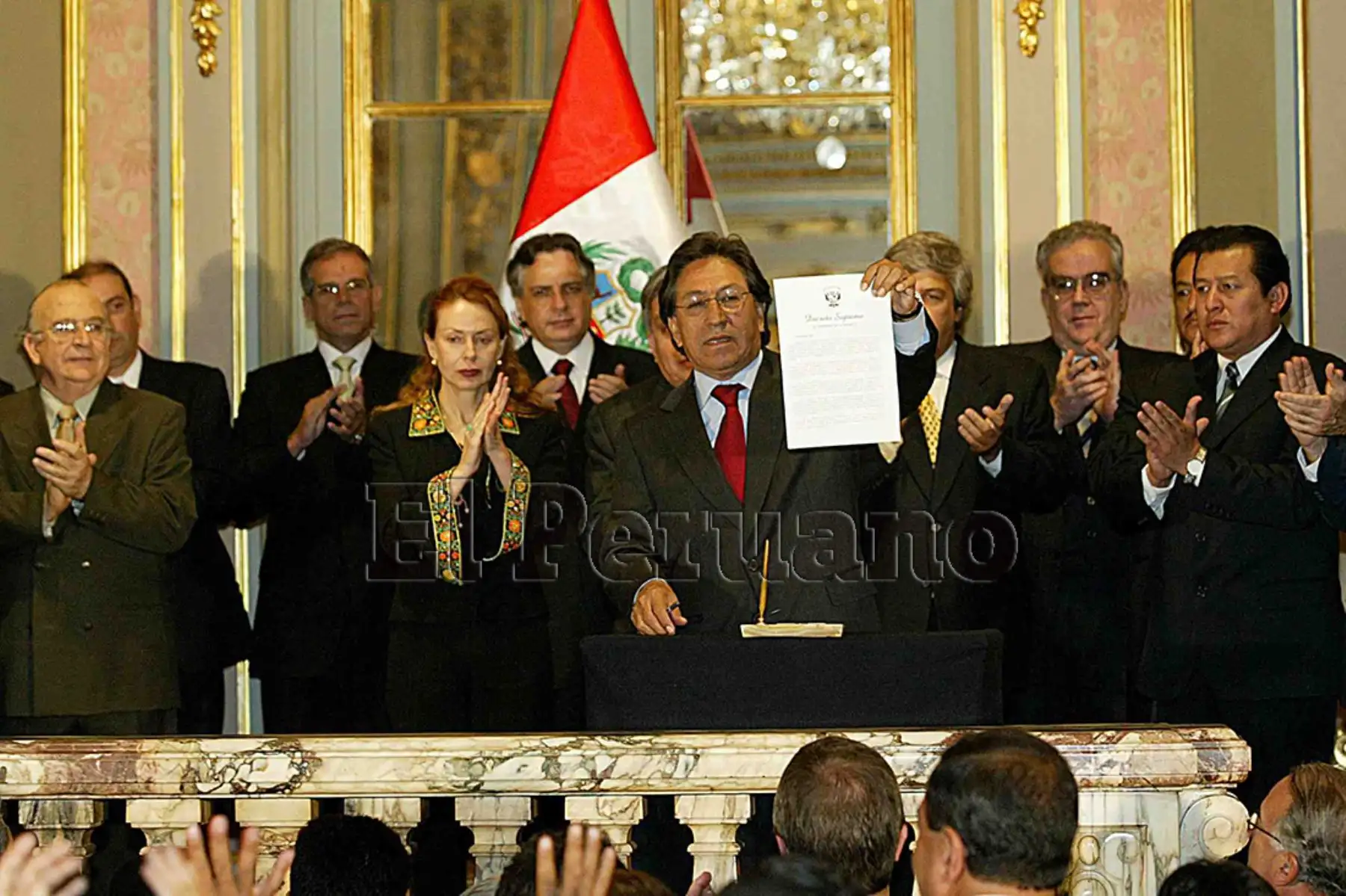 Lima - 4 agosto 2005 / El presidente Alejandro Toledo suscribió el contrato de conceción  de la carretera Interocéanica Sur que unirá el Perú con Brasil en una ceremonia en Palacio de Gobierno. 
Foto: Archivo Diario Oficial El Peruano