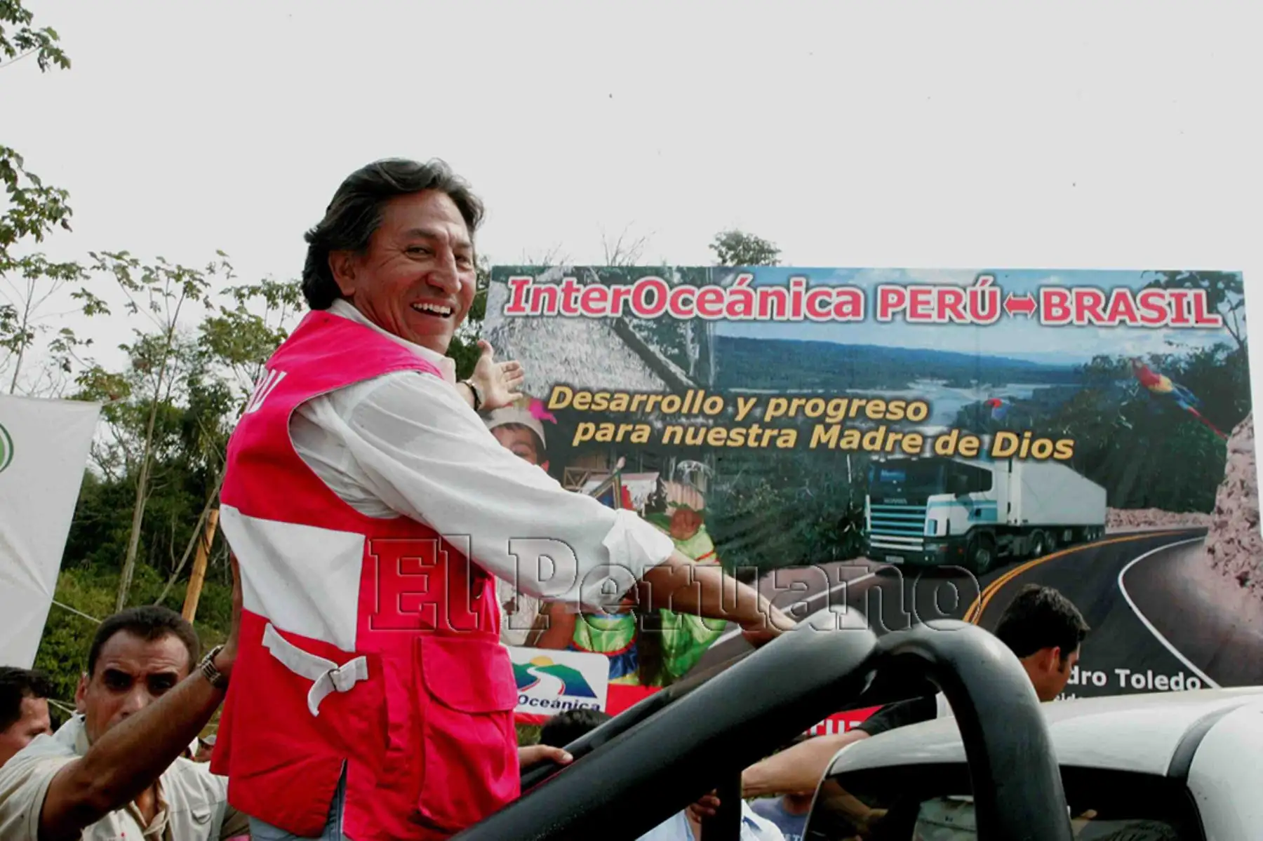 Madre de Dios - 8 setiembre 2005 / El presidente Alejandro Toledo inicia formalmente la construcción de la carretera Interoceánica en Madre de Dios. 
Foto: Presidencia Perú