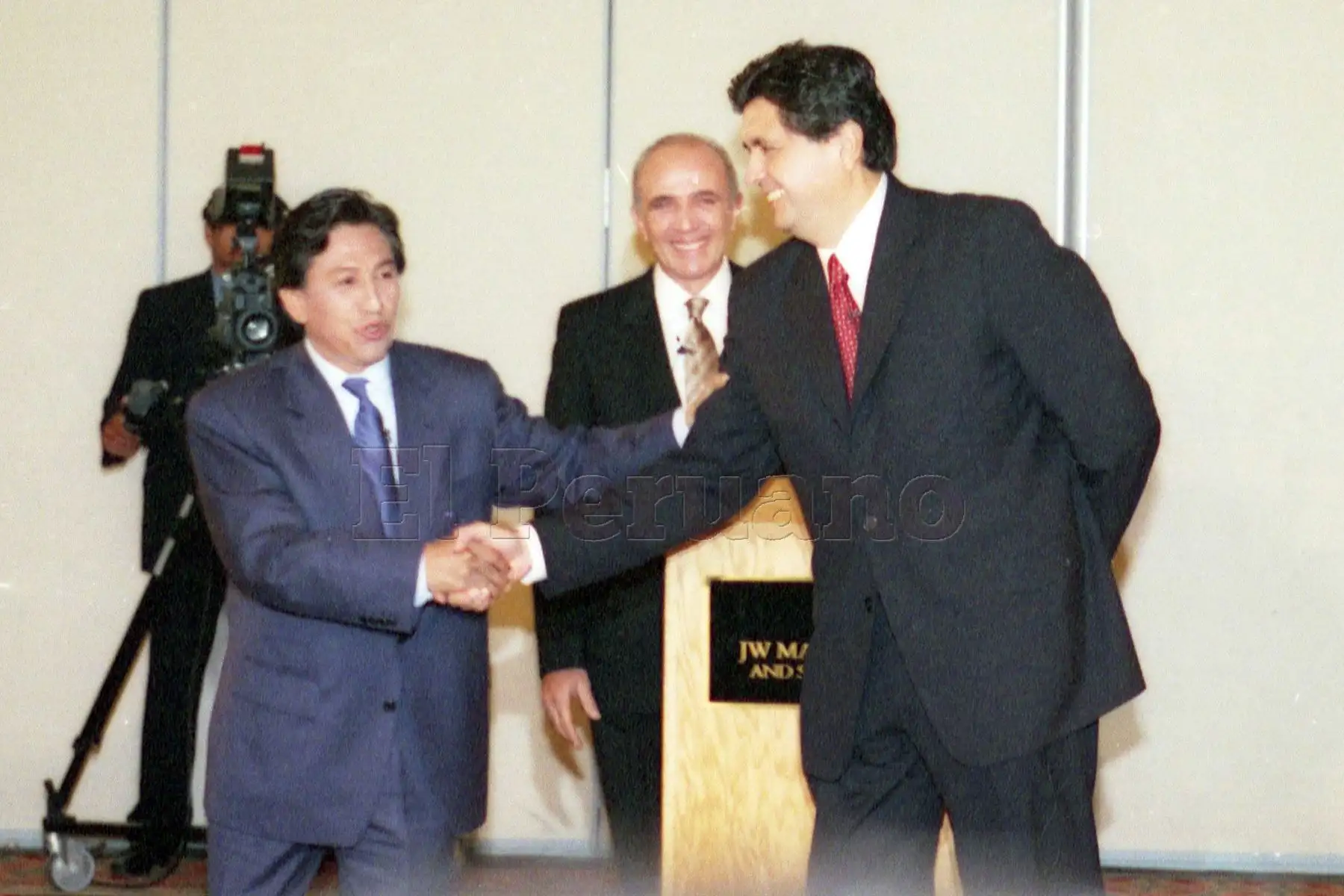Lima - 19 nmayo 2001 / Los candidatos a la presidencia de la República, Alejandro Toledo Manrique, Perú Posible, y Alan Garcia Pérez del Partido Aprista Peruano, protagonizaron un debate con miras a la segunda vuelta electoral. 
Foto: Archivo Histórico de EL PERUANO