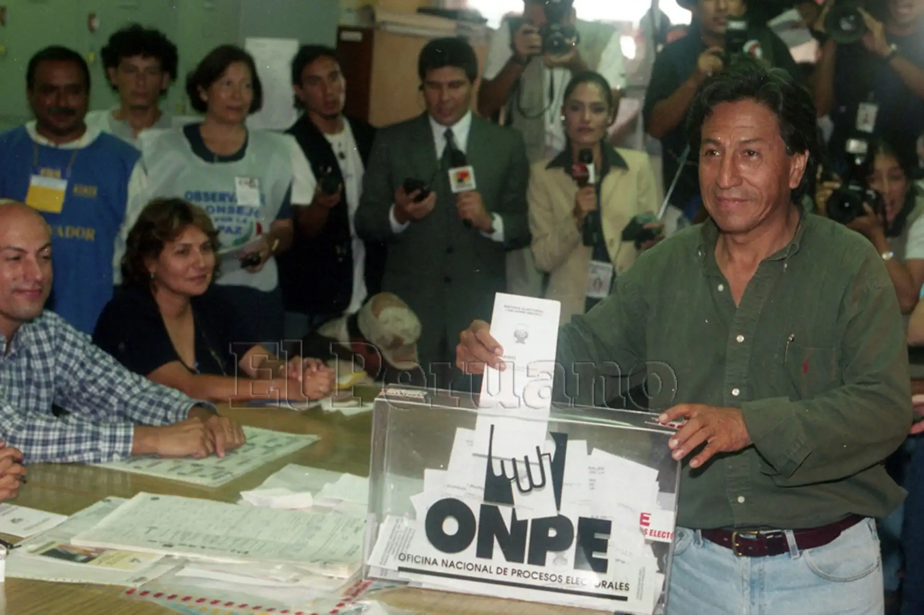 Lima - 9 abril 2000 / Alejandro Toledo, candidato presidencial por Perú Posible, emite su voto en las elecciones generales. 
Foto: Archivo Histórico de EL PERUANO