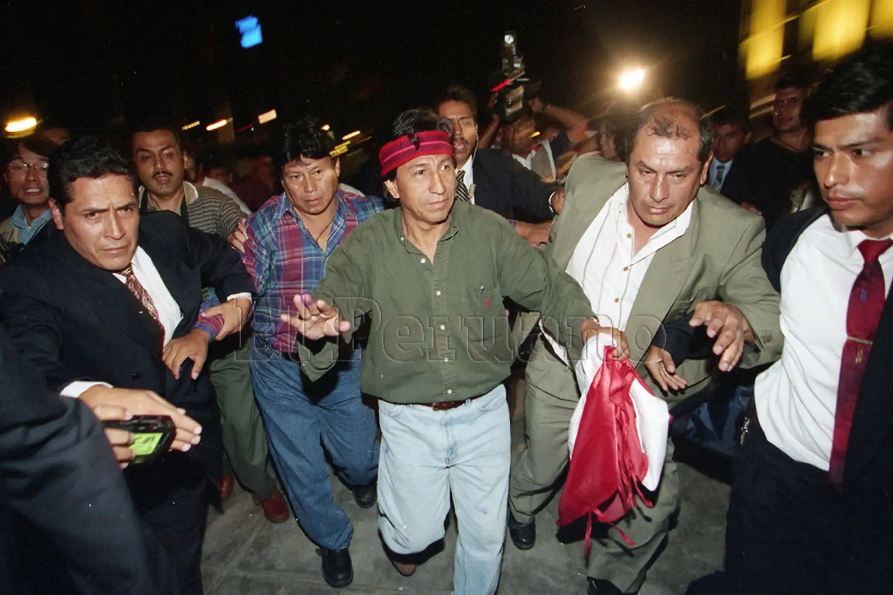 El expresidente de la República está acusado de haber recibido 35 millones de dólares de sobornos de la constructora brasileña Odebrecht. En la imagen de archivo, El candidato presidencial por Perú Posible, Alejandro Toledo, se apresta a dirigirse a sus simpatizantes en el Paseo de los Héroes Navales, luego de conocer los resultados de las elecciones generales. 
Foto: Archivo Histórico de EL PERUANO