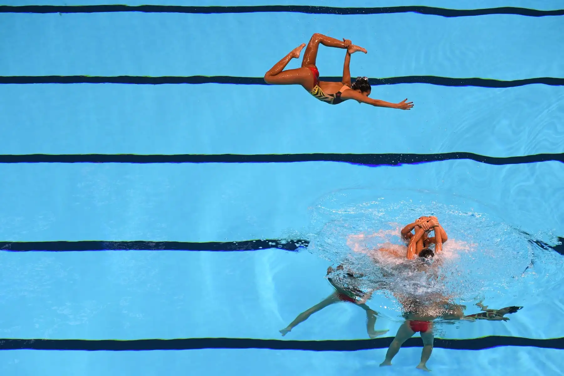El equipo de Singapur compite en el evento de natación artística durante el campeonato mundial 2019 en Corea del Sur. Foto: AFP