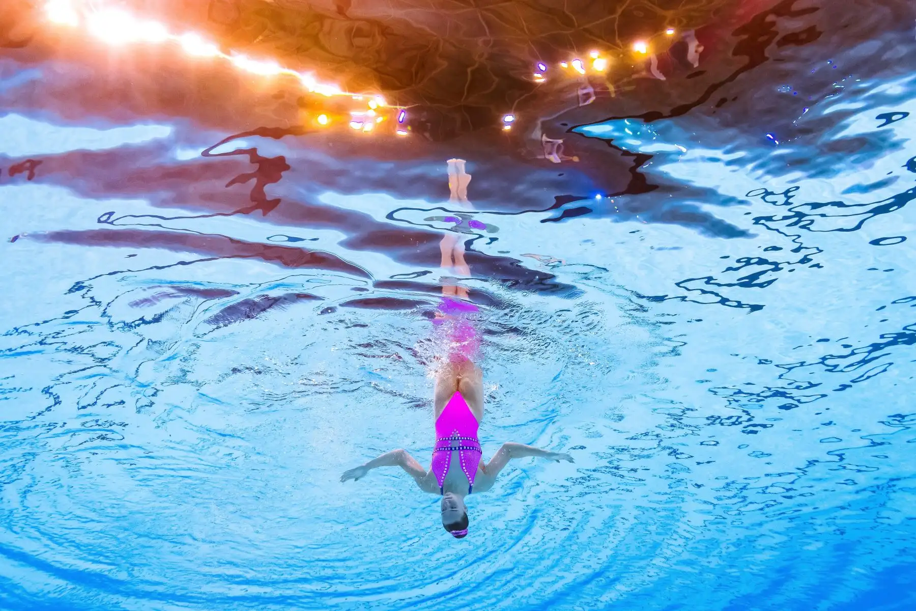 Kate Shortman de Inglaterra compite en el evento de natación artística durante el campeonato mundial 2019 en Corea del Sur. Foto: AFP