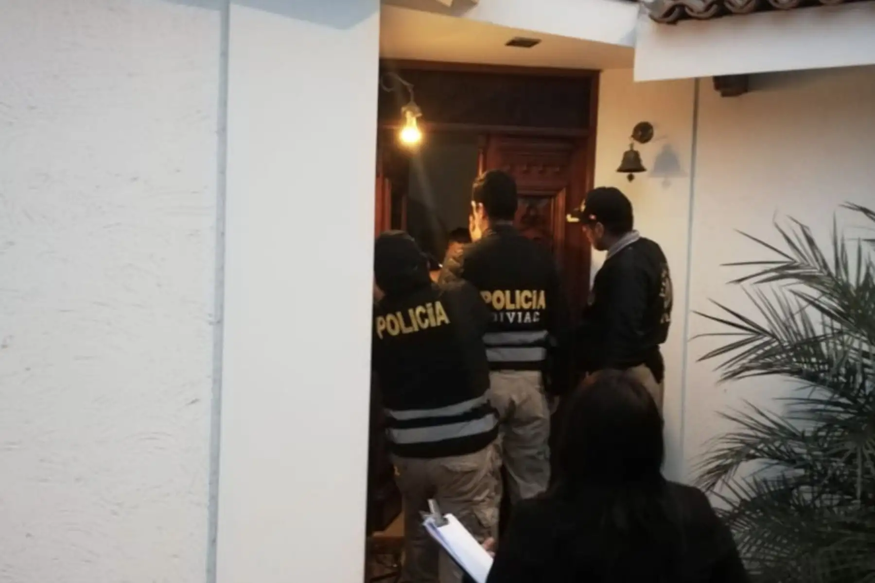 El Equipo Especial Lava Jato del Ministerio Público dirige allanamiento judicial de 4 inmuebles, en los distritos de Surco y San Borja, vinculados a Santiago Chau Novoa y Magdalena Bravo Hinostroza, como parte de la investigación en torno al Caso Metro de Lima. Foto: Twitter/@FiscaliaPeru