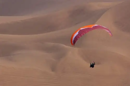 El parapente es una modalidad de turismo de aventura que consiste en utilizar un equipo aerodinámico, ultra liviano y flexible que utiliza la fuerza de tracción humana para despegar y aterrizar.