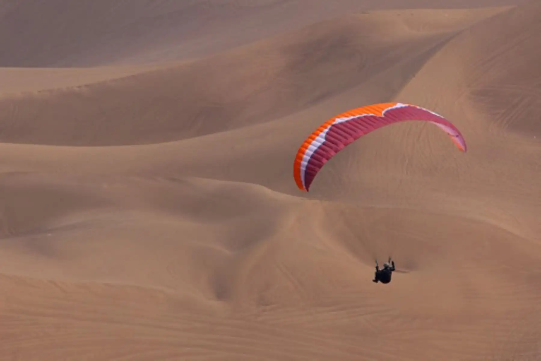El parapente es una modalidad de turismo de aventura que consiste en utilizar un equipo aerodinámico, ultra liviano y flexible que utiliza la fuerza de tracción humana para despegar y aterrizar.