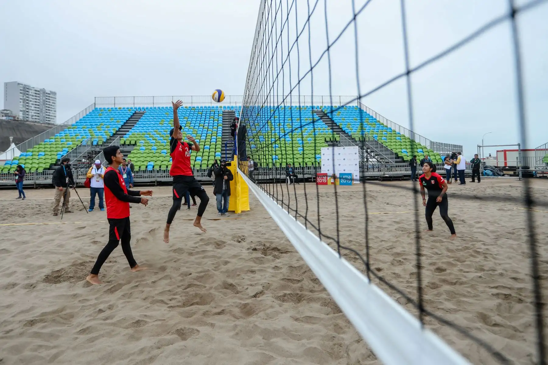 Recorrido de los seleccionados de vóleibol de playa y patinaje de velocidad en la sede Costa Verde San Miguel, con la presencia del presidente de COPAL, Carlos Neuhaus Foto: ANDINA/Josue Ramos