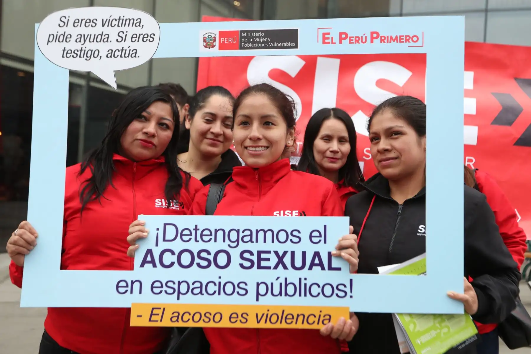 Como parte de la campaña "El acoso es violencia" el ministerio de la Mujer y Poblaciones Vulnerables se presenta en el Mall del Sur para visibilizar el sentir y opinión de la población respecto al acoso sexual. Foto: ANDINA/Melina Mejía