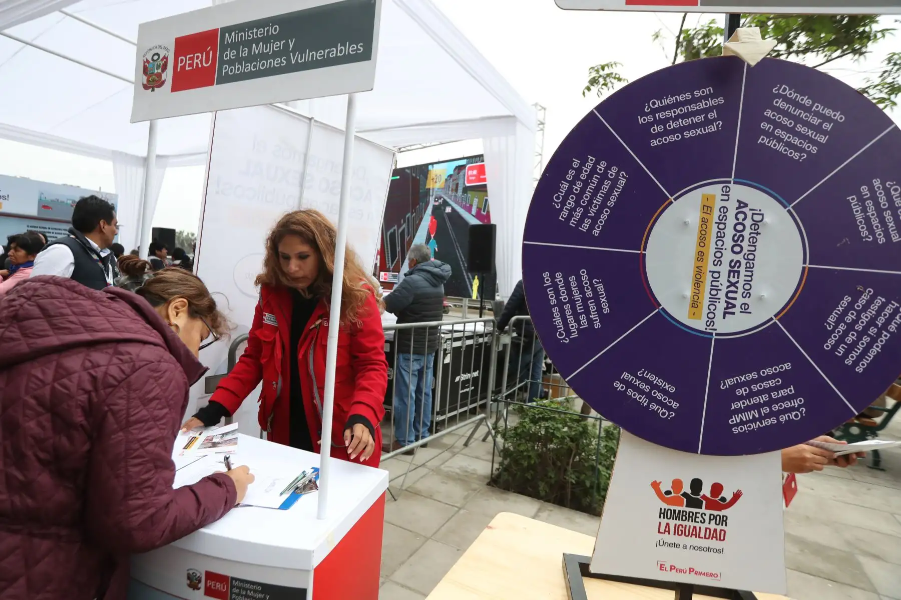 Como parte de la campaña "El acoso es violencia" el ministerio de la Mujer y Poblaciones Vulnerables se presenta en el Mall del Sur para visibilizar el sentir y opinión de la población respecto al acoso sexual. Foto: ANDINA/Melina Mejía