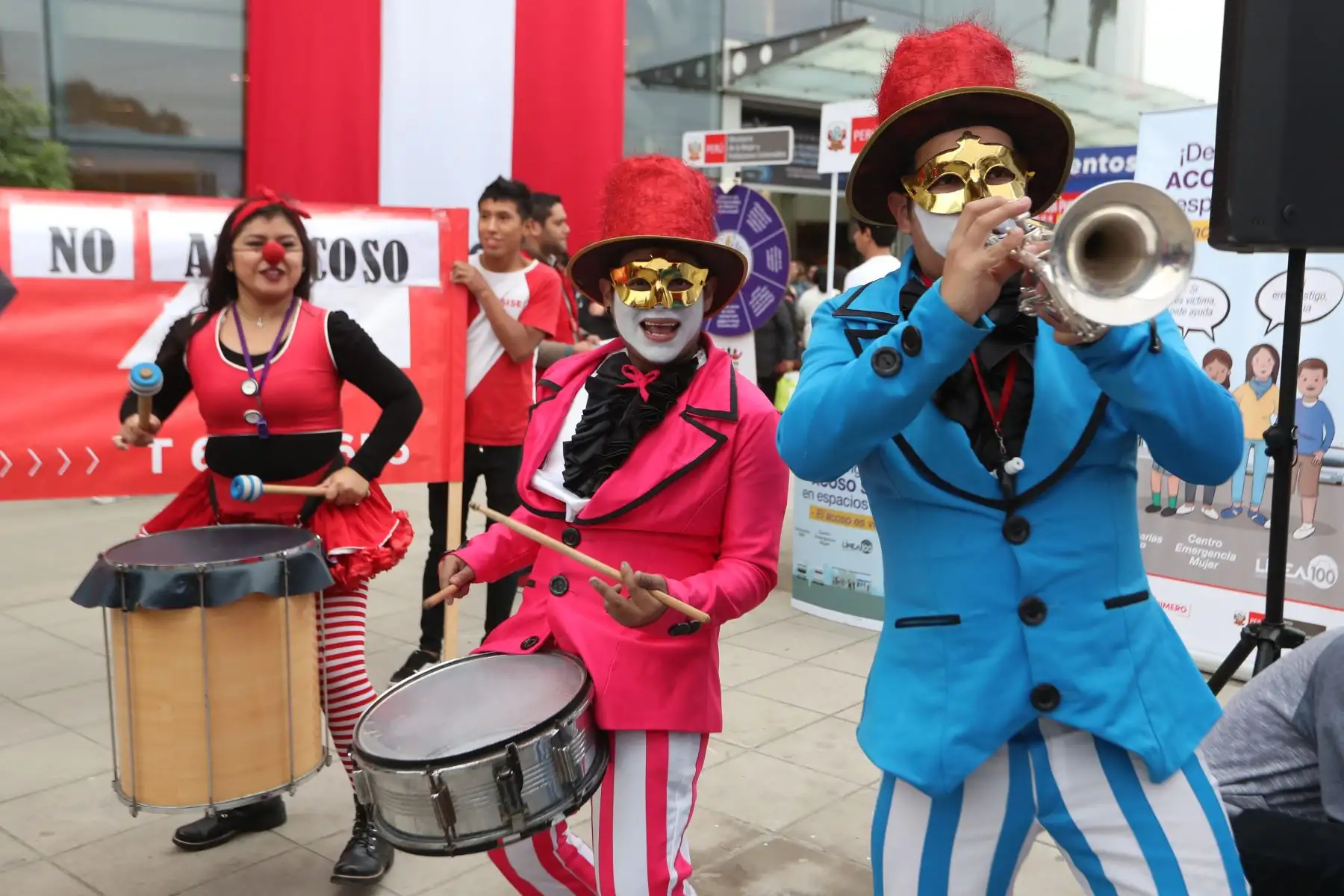 Como parte de la campaña "El acoso es violencia" el ministerio de la Mujer y Poblaciones Vulnerables se presenta en el Mall del Sur para visibilizar el sentir y opinión de la población respecto al acoso sexual. Foto: ANDINA/Melina Mejía