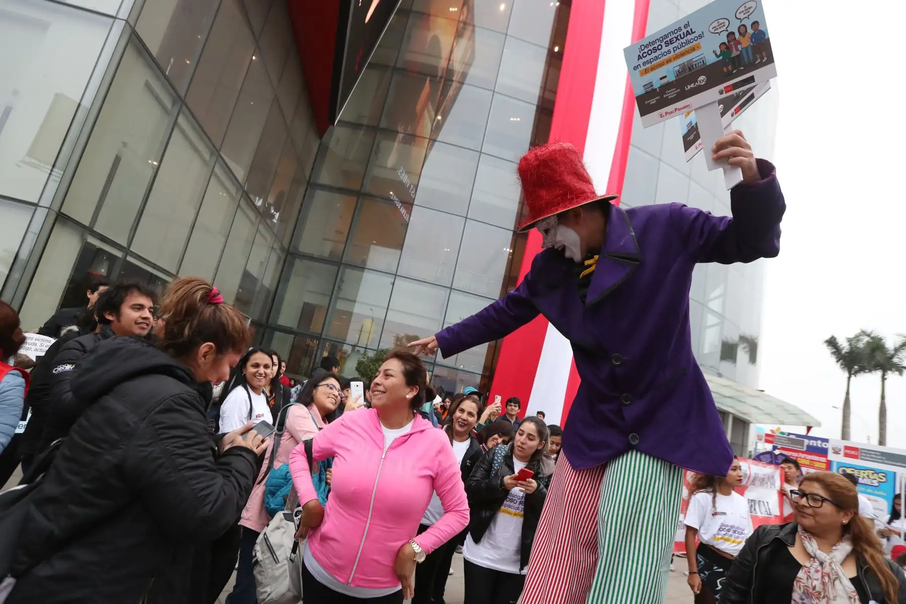 Como parte de la campaña "El acoso es violencia" el ministerio de la Mujer y Poblaciones Vulnerables se presenta en el Mall del Sur para visibilizar el sentir y opinión de la población respecto al acoso sexual. Foto: ANDINA/Melina Mejía