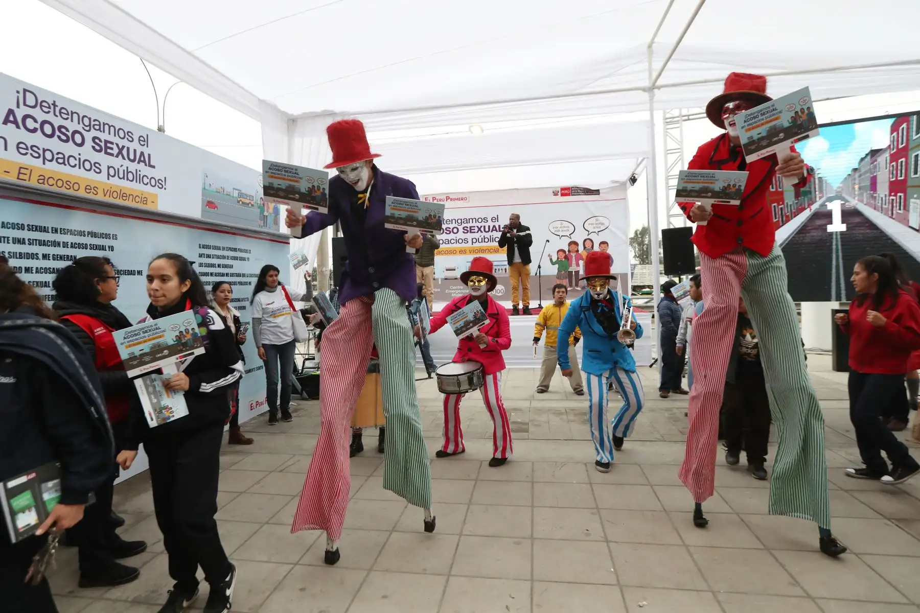 Como parte de la campaña "El acoso es violencia" el ministerio de la Mujer y Poblaciones Vulnerables se presenta en el Mall del Sur para visibilizar el sentir y opinión de la población respecto al acoso sexual. Foto: ANDINA/Melina Mejía