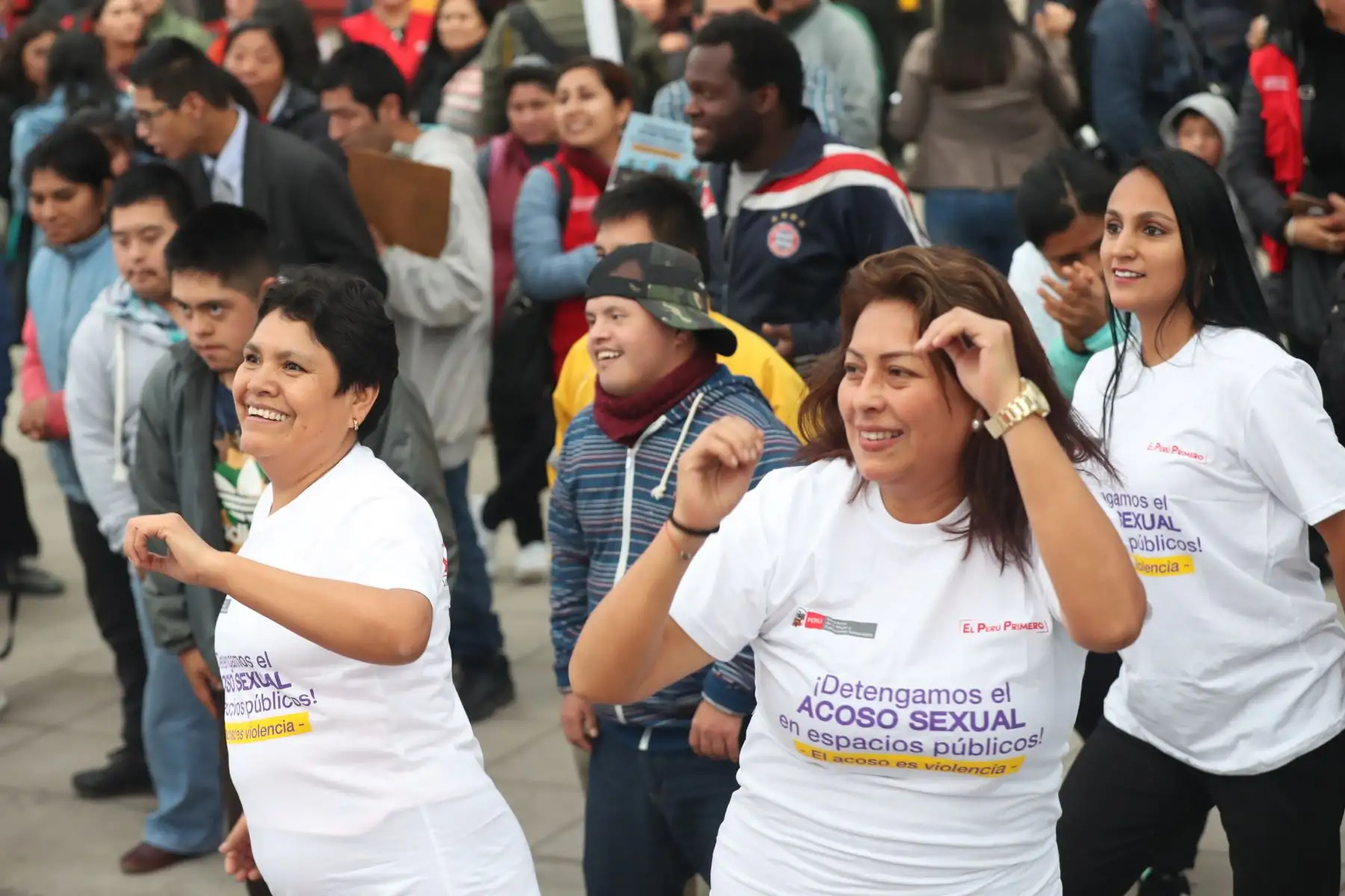Como parte de la campaña "El acoso es violencia" el ministerio de la Mujer y Poblaciones Vulnerables se presenta en el Mall del Sur para visibilizar el sentir y opinión de la población respecto al acoso sexual. Foto: ANDINA/Melina Mejía