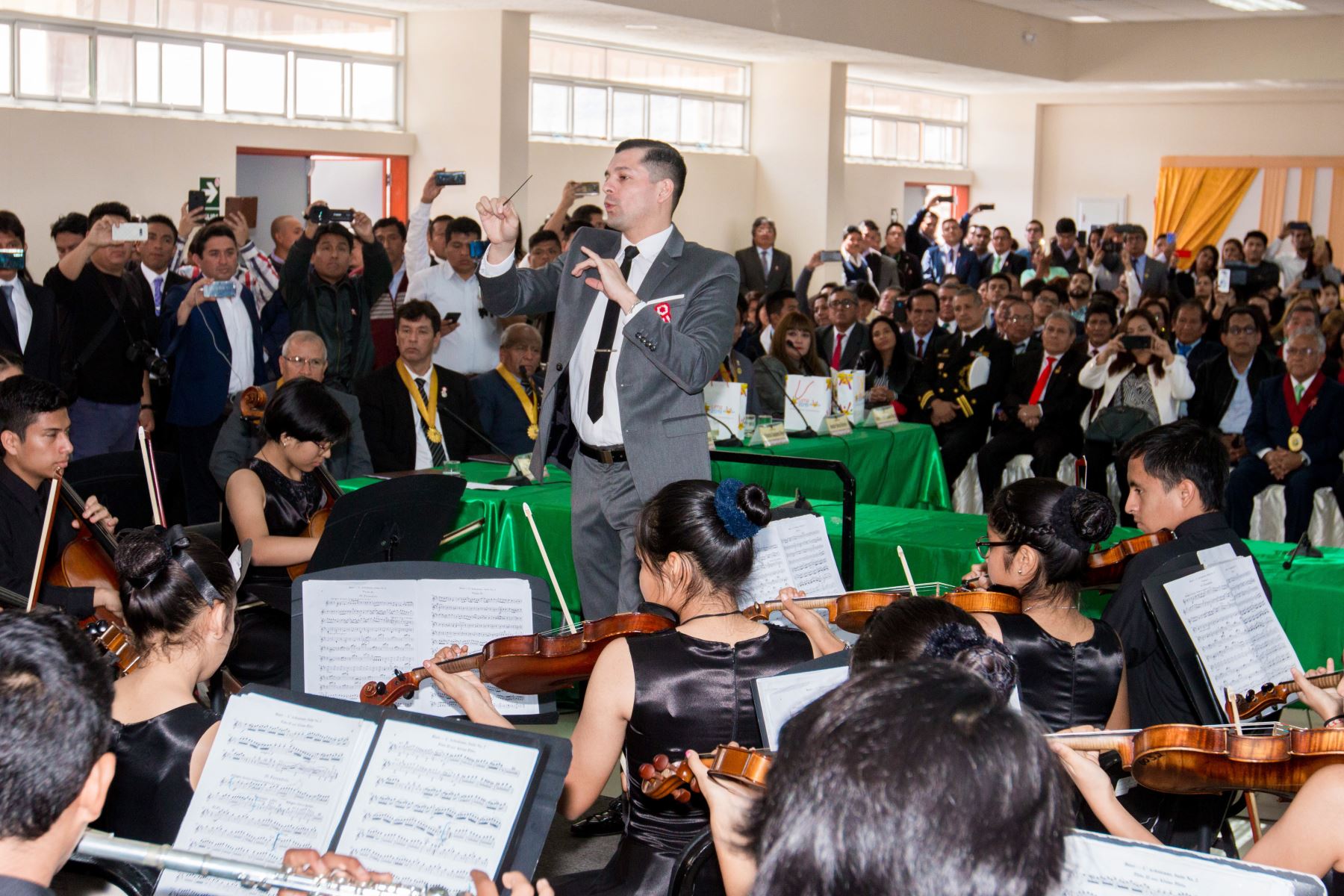La Orquesta Sinfónica Municipal de Chancay deleitó a los asistentes al acto por el XVII aniversario del Gobierno Regional de Lima.