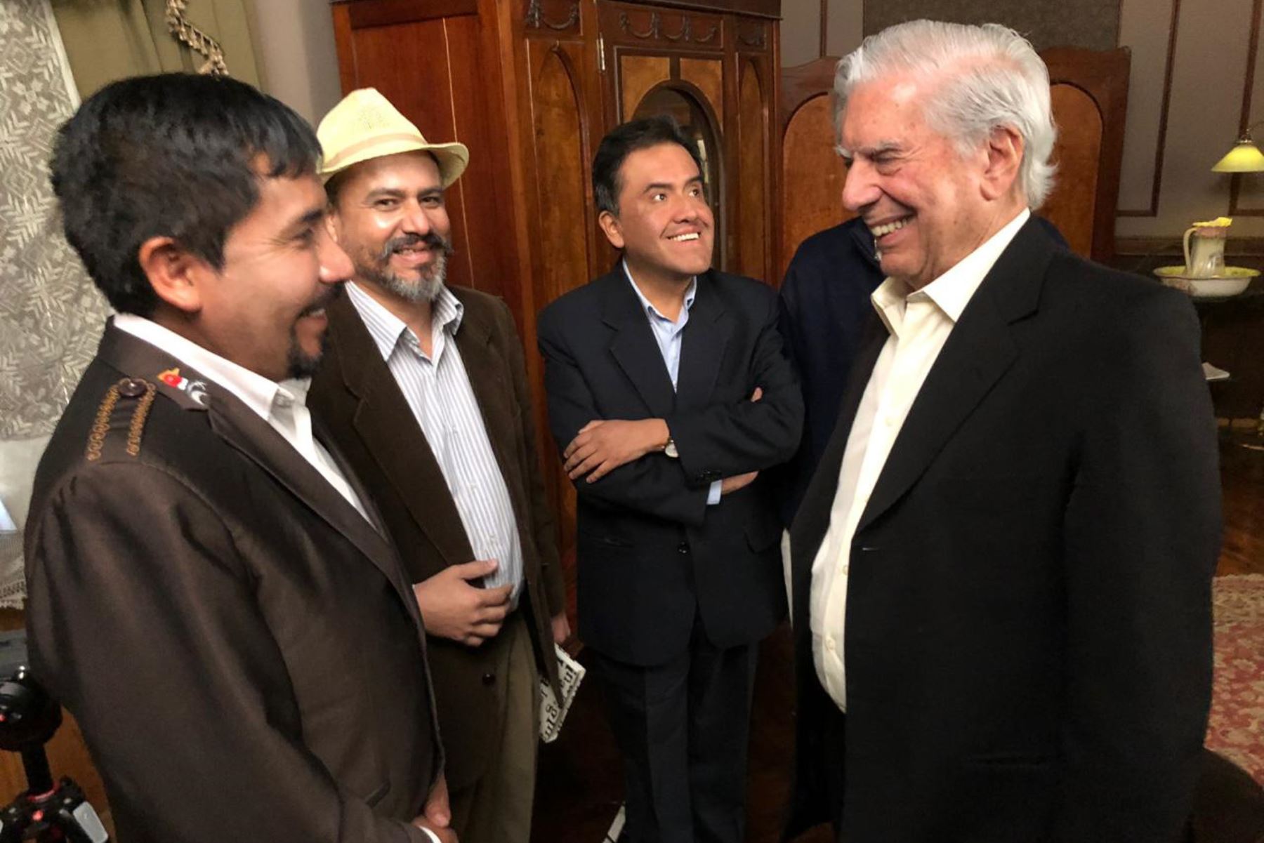 El escritor Mario Vargas Llosa se reunió con el gobernador de Arequipa, Elmer Cáceres, en la Ciudad Blanca. Foto: Gobierno Regional de Arequipa