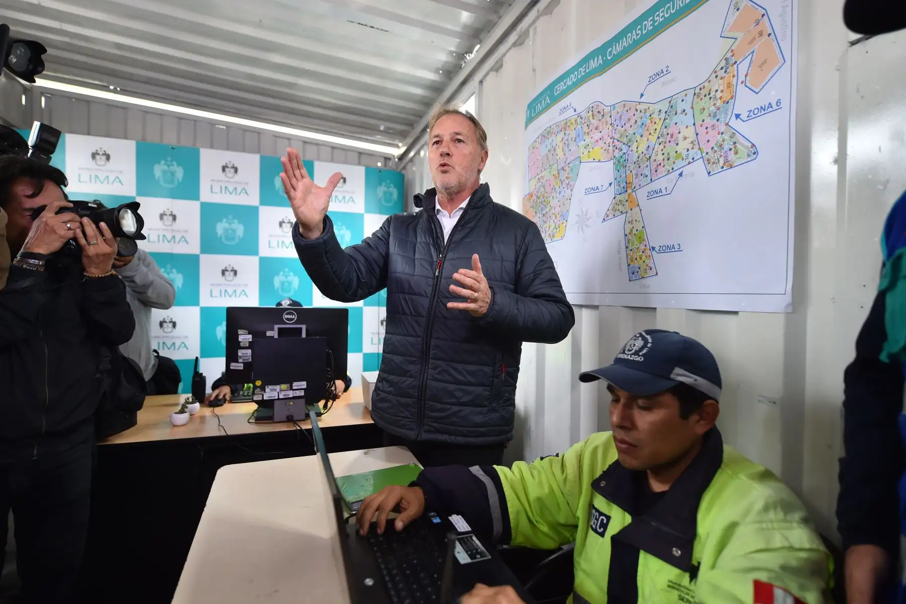 El alcalde Jorge Muñoz, entregó un módulo de seguridad ciudadana, ubicado en la intersección de la avenida Aviación con Grau, para reforzar la vigilancia en la zona. Foto: ANDINA/José Sotomayor