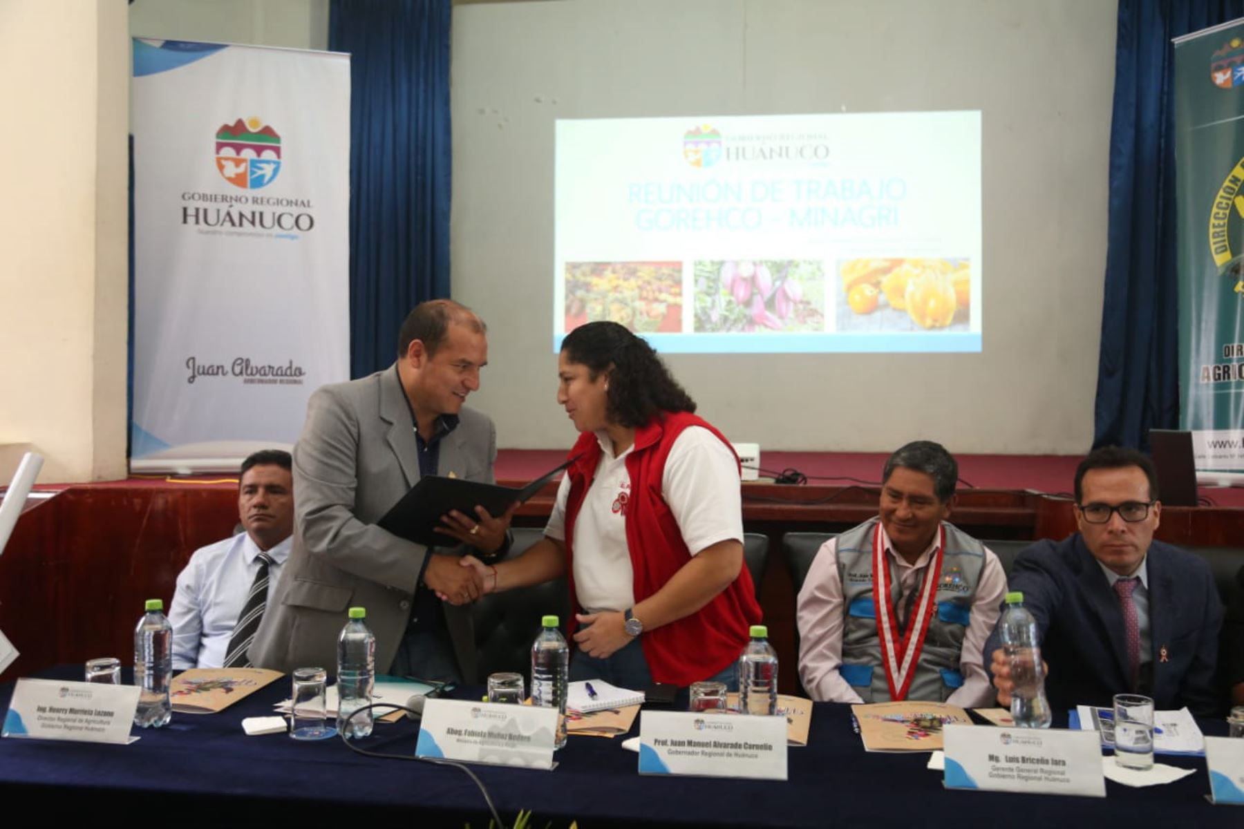 La ministra de Agricultura y Riego, Fabiola Muñoz, trabajó con autoridades de Huánuco una agenda que prioriza la ejecución de obras hidráulicas, en beneficio de la agricultura familiar.