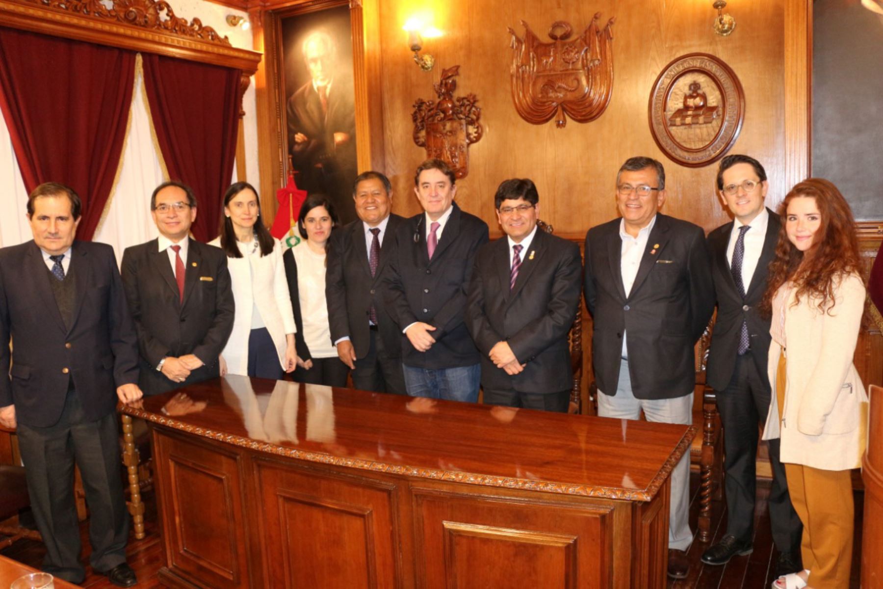 Delegación del Instituto Cervantes visitó en la ciudad de Arequipa los locales que podrían albergar a los asistentes al IX Congreso Internacional de la Lengua Española.