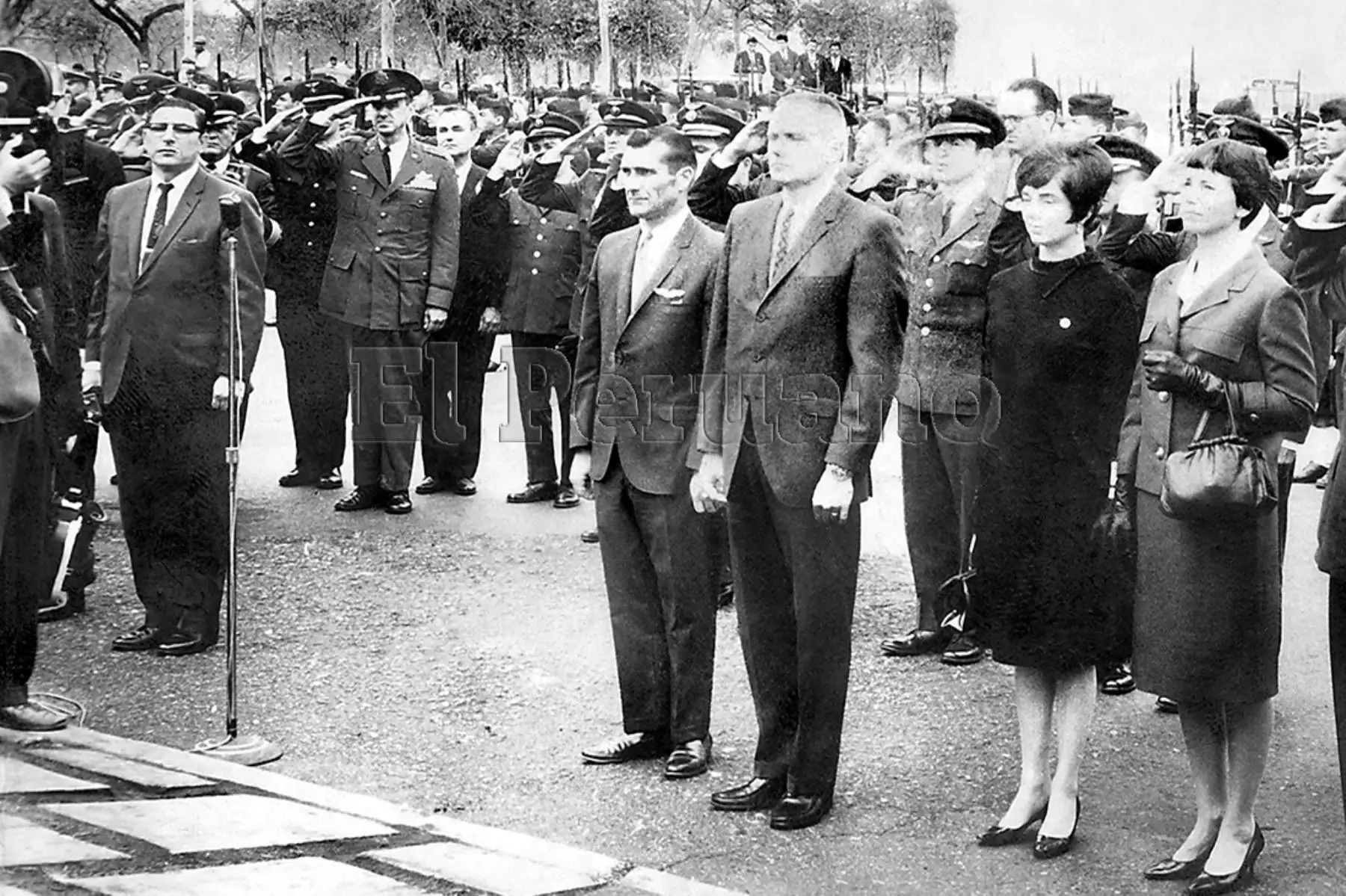 Lima - 13 octubre 1966 / Los astronautas norteamericanos Neil Armstrong y Richard Gordon rindieron homenaje al héroe de la aviación peruana Jorge Chávez colocando un arreglo floral al pie de su monumento cerca al Campo de Marte.